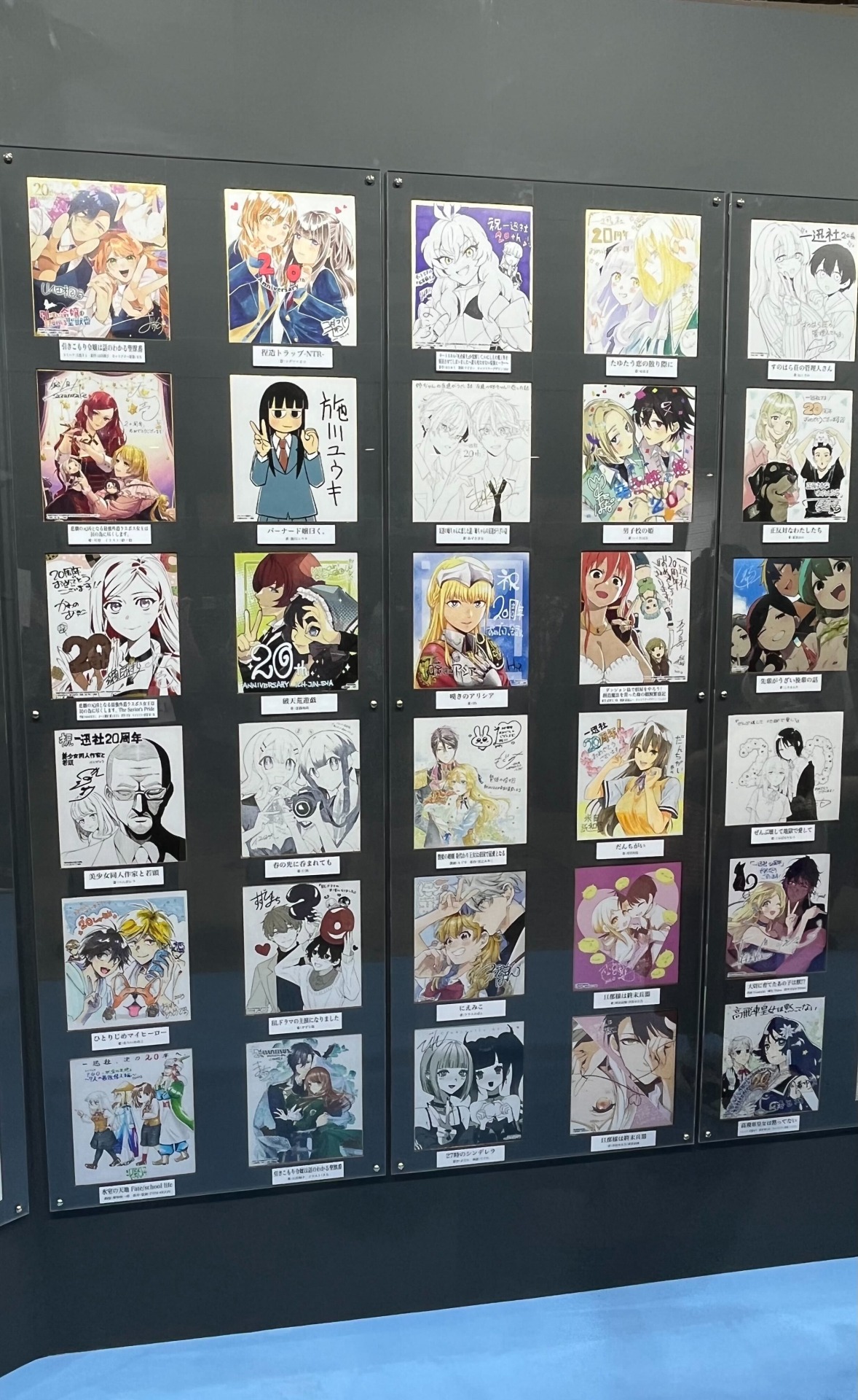 総勢150名の作家による色紙展示。お気に入りの作品の描き下ろしイラストを生で見るチャンス！