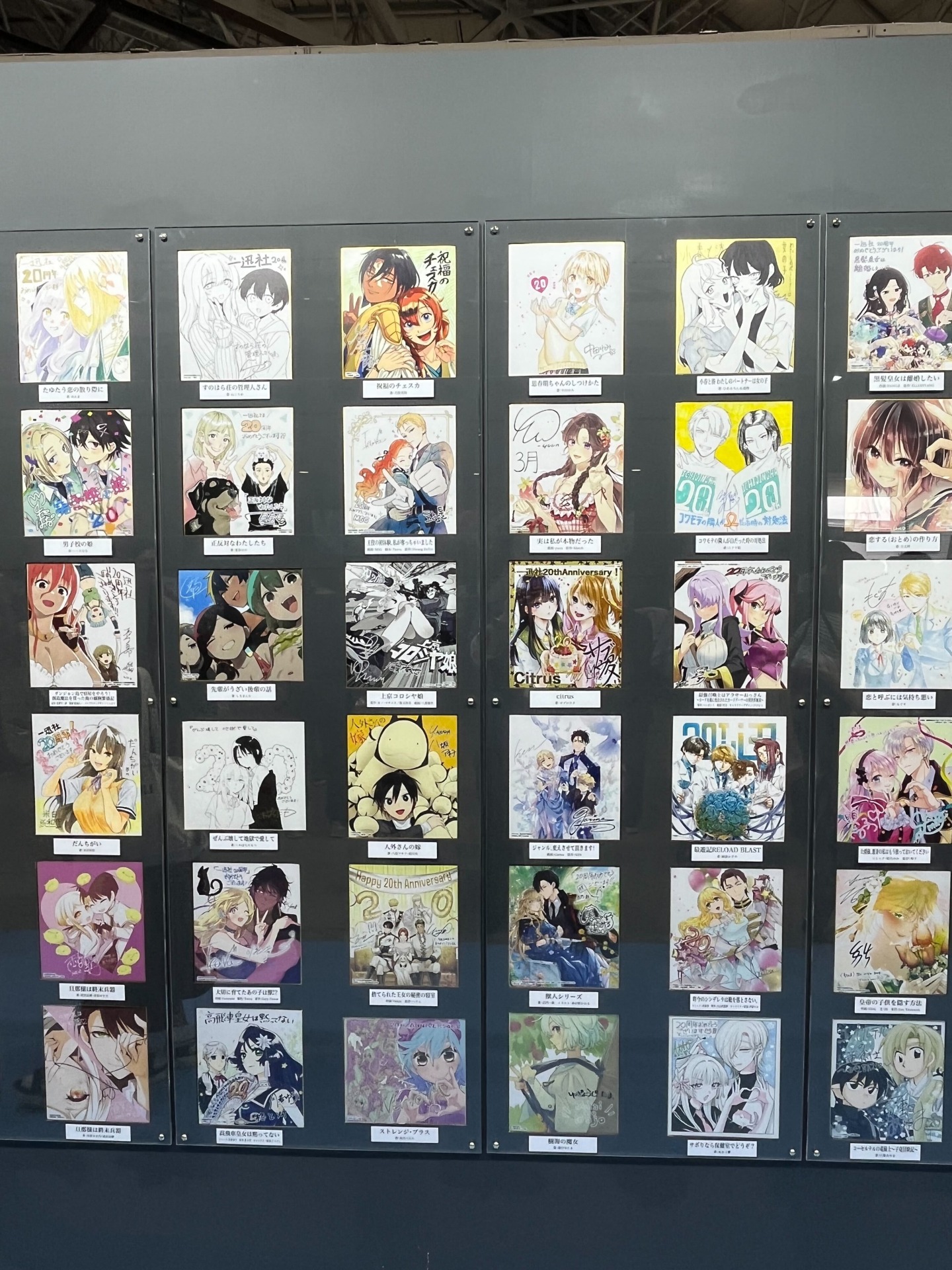 総勢150名の作家による色紙展示。お気に入りの作品の描き下ろしイラストを生で見るチャンス！