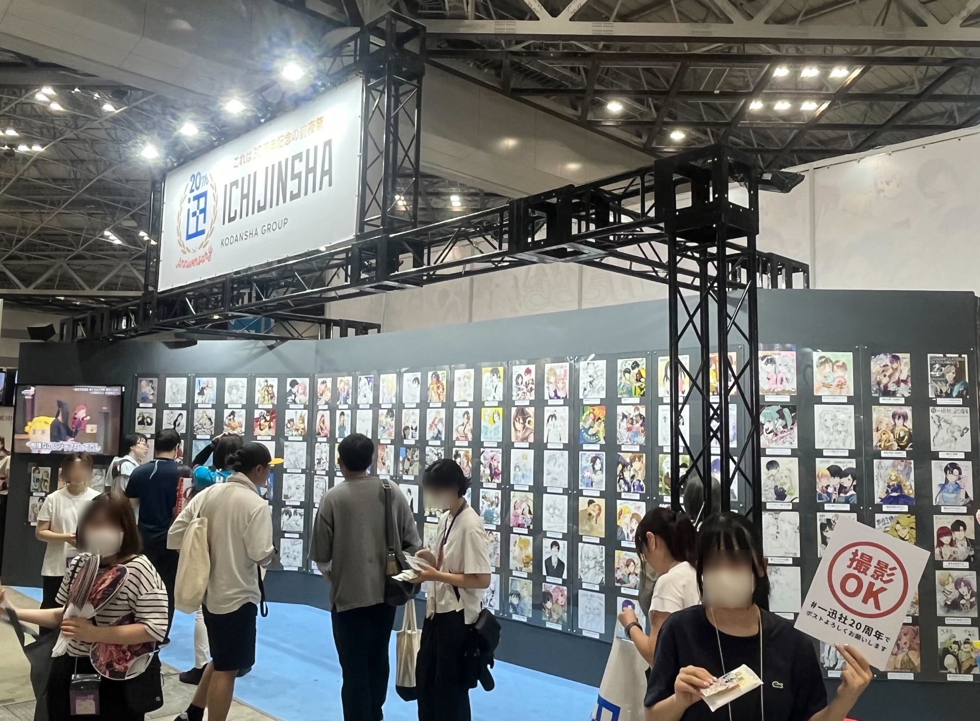 イラスト色紙を見に集まった、一迅社作品のファンたちで大盛況のブース