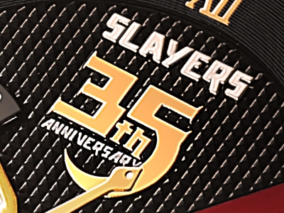 「スレイヤーズ」原作35周年記念ロゴの金属装飾