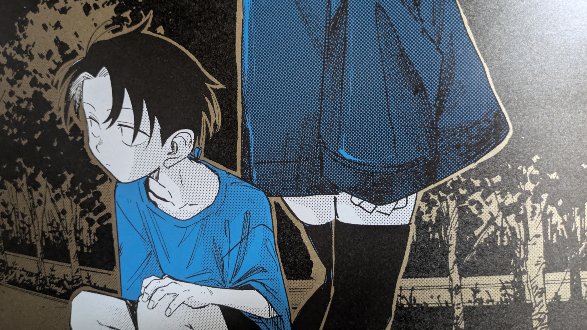 イメージカラーはブルーだが、コウとナズナの服の色味が異なっており、ナズナの方は紺に近い色合い