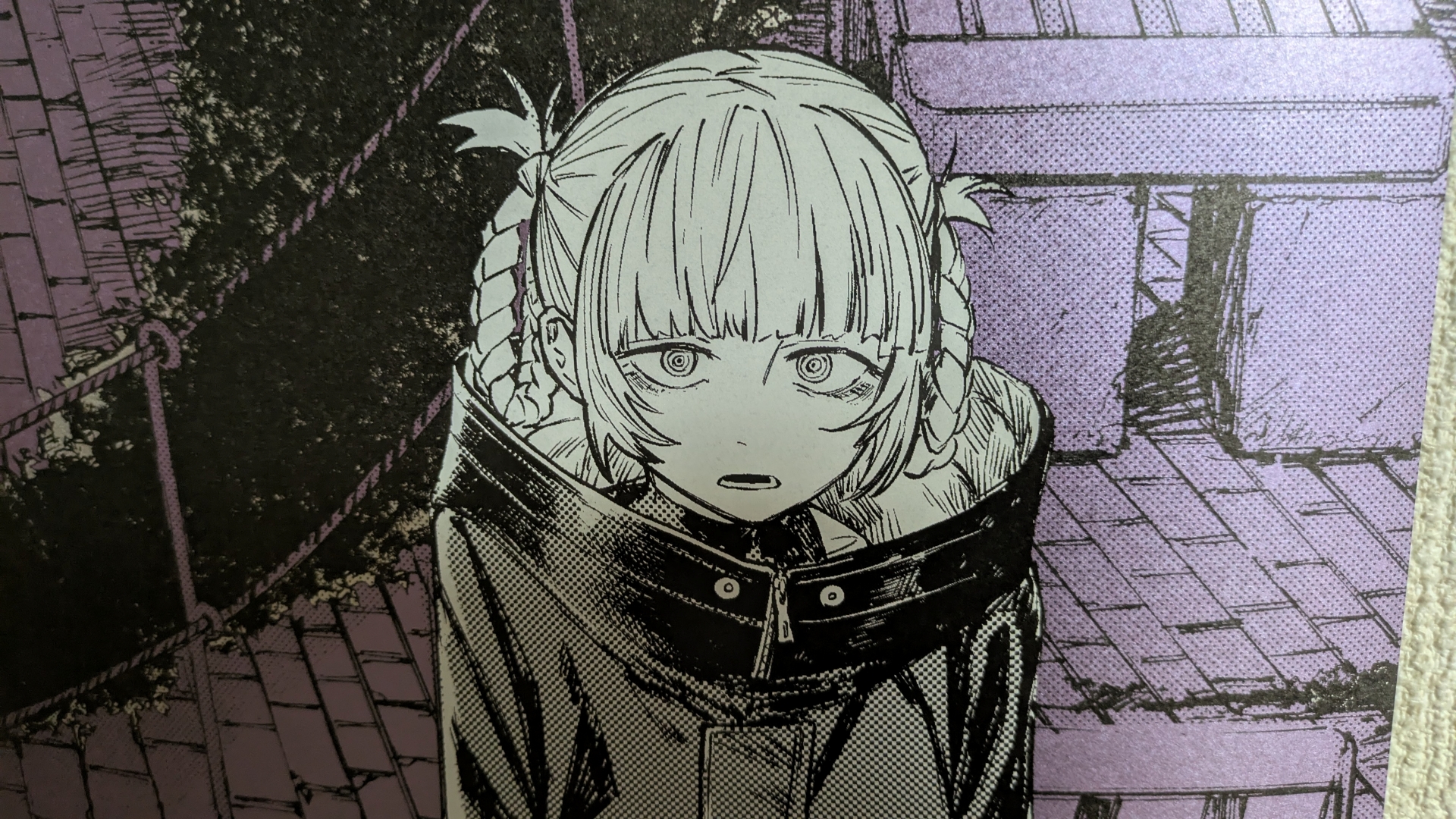 ベンチに腰掛けるナズナ。「恋バナ」でも始まりそうなワンシーンでカラーはパープル