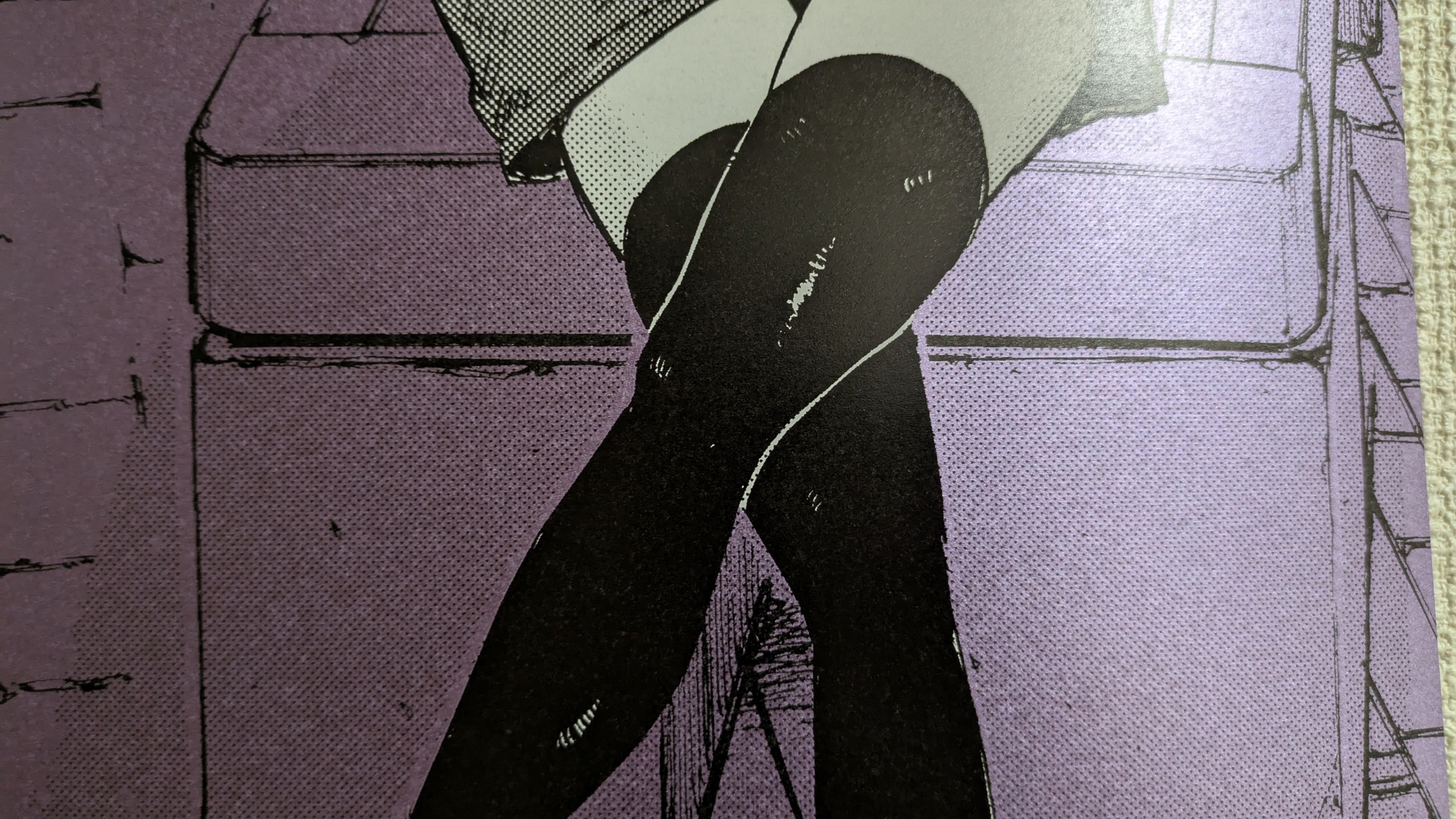 こちらのイラストは元々の塗りと「ハイピカ」のマットなメタリック感が相まって、特に黒が映える。ニーハイがより蠱惑的に