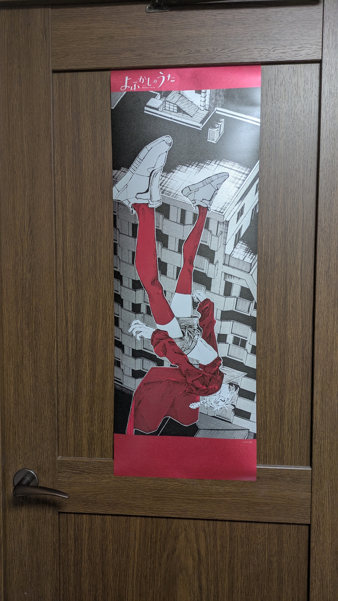 一般的なドアに貼り付けるとこのようなサイズ感。伝わりにくいかもしれないが、かなり大判で満足感がある。ひとつ気になることがあるとすれば、サイズが特殊であるため額の入手に苦労しそうなことか