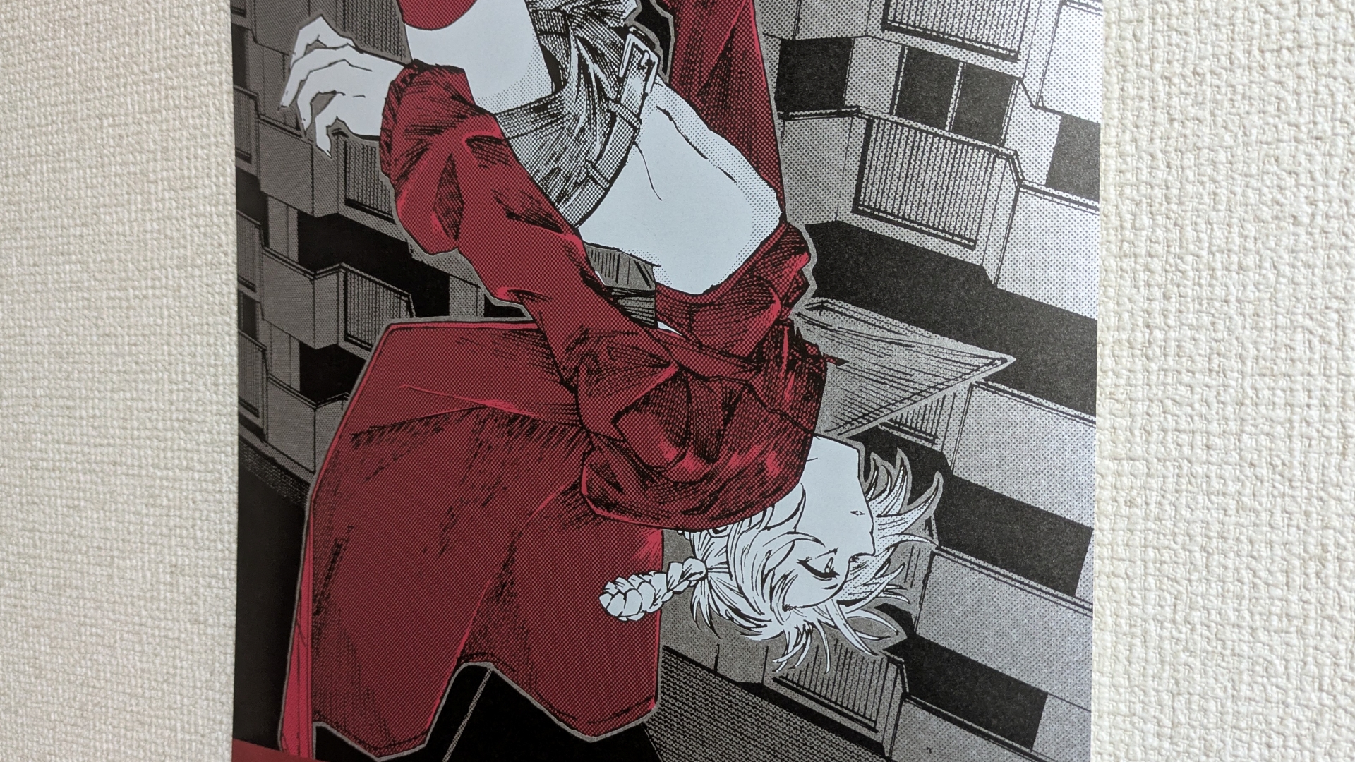 ソリッドな背景との対比が映える