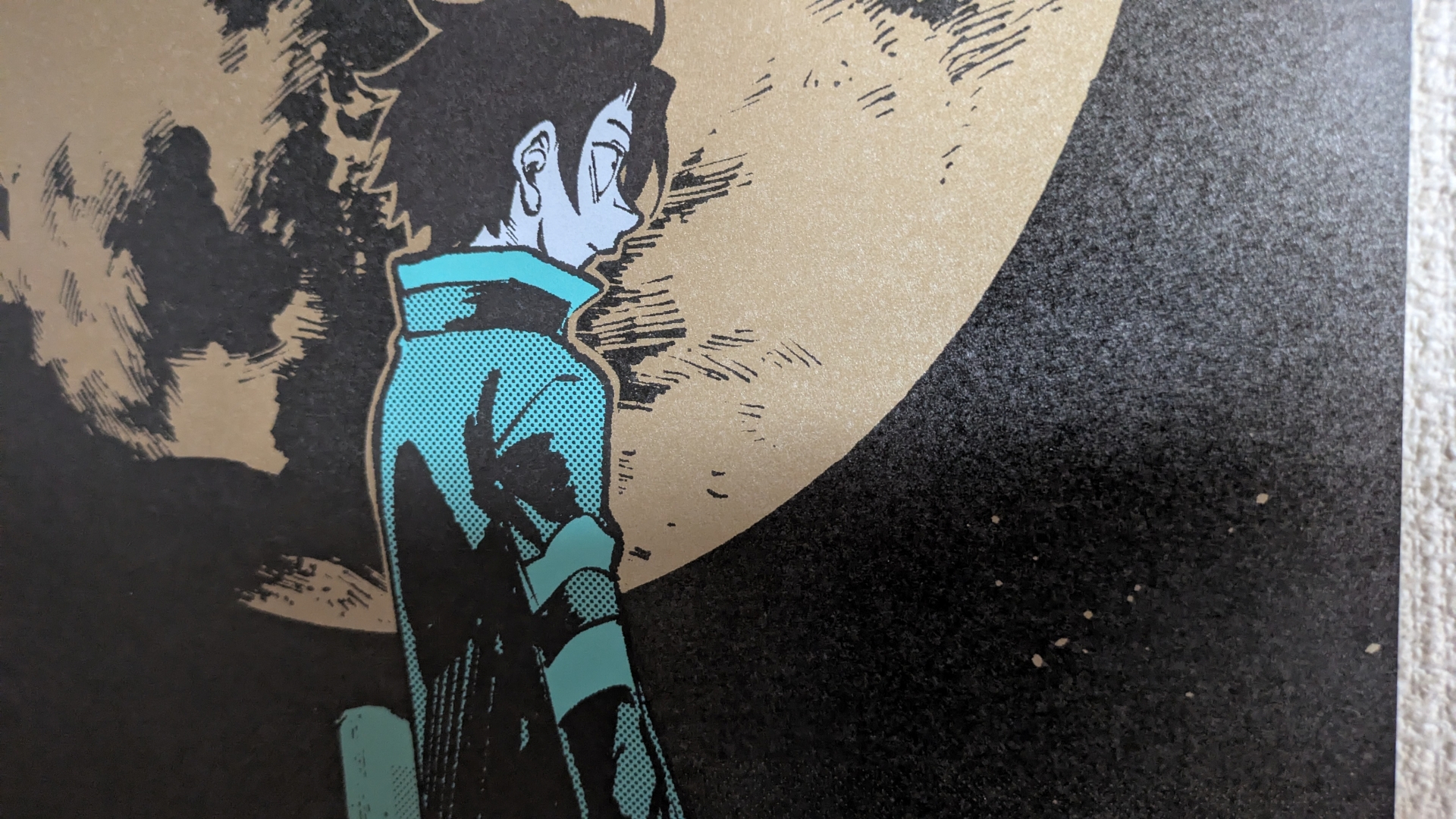 月は金。渋い輝きが印象的だ