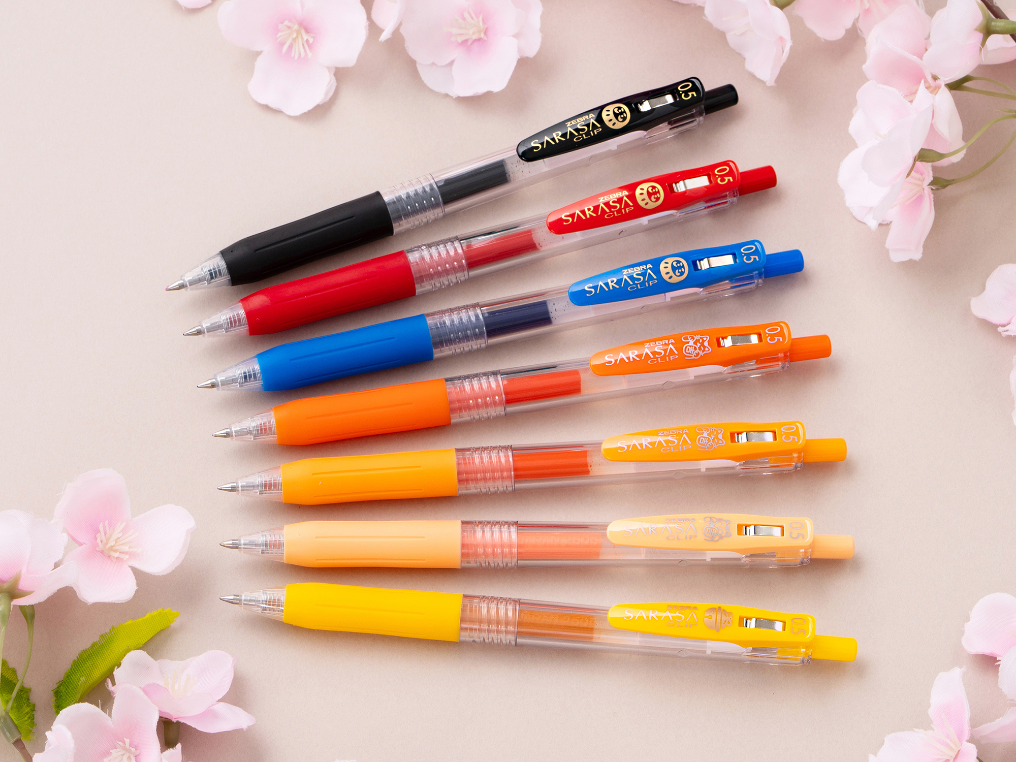 「サラサクリップ 勉強応援」ジェルボールペン 水性顔料・耐水性 ボール径：0.5mm インク色：（左より）黒、赤、コバルトブルー、レッドオレンジ、オレンジ、ミルクオレンジ、黄