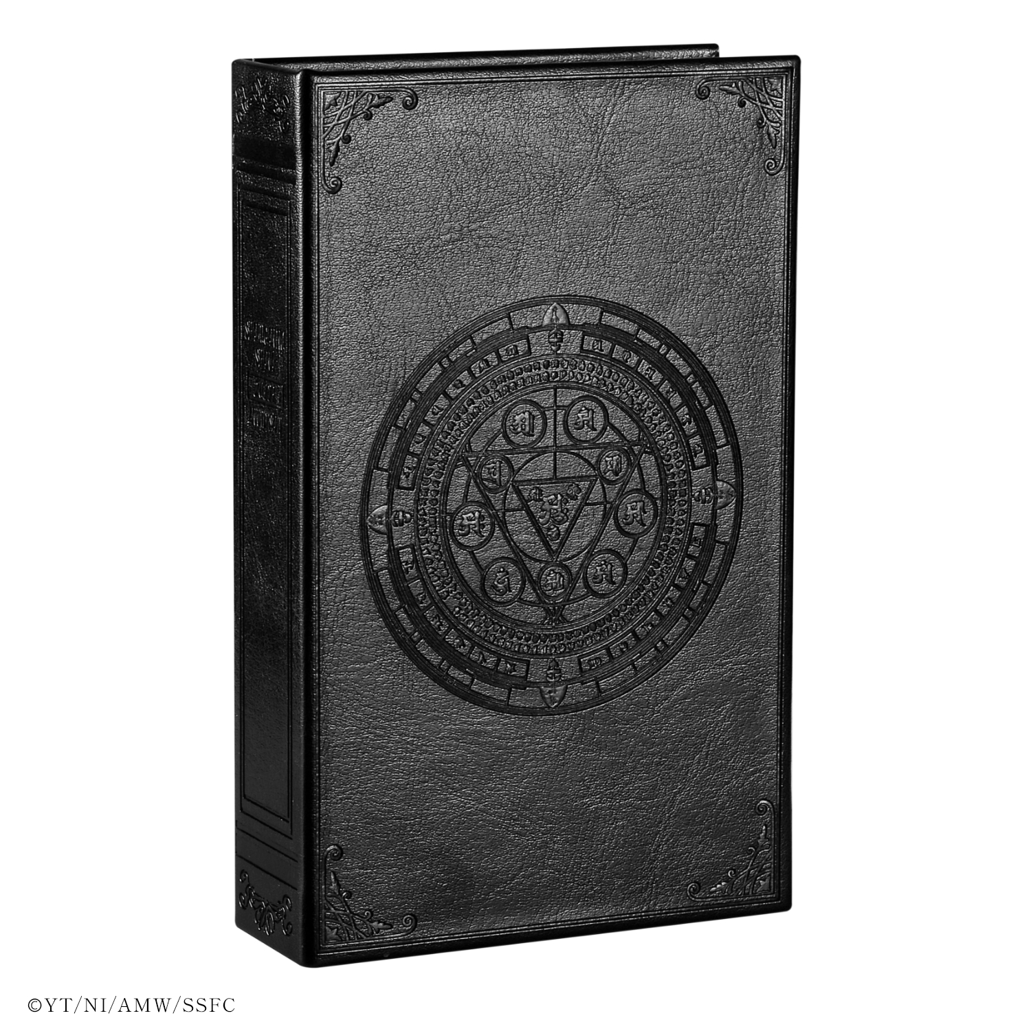 “存在の力”を繰る自在法。その力を宿す魔導書のようなウォッチボックス。ブラックのPUレザー仕上げで、自在法の刻印と20周年記念の文字をエンボス加工