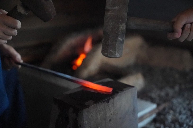 日本が世界に誇る包丁の産地、岐阜県関市。伝統と技術が息づく関市で、革新を続けるブランド「NiNJA」を手掛ける職人が徹底的にこだわって製作している