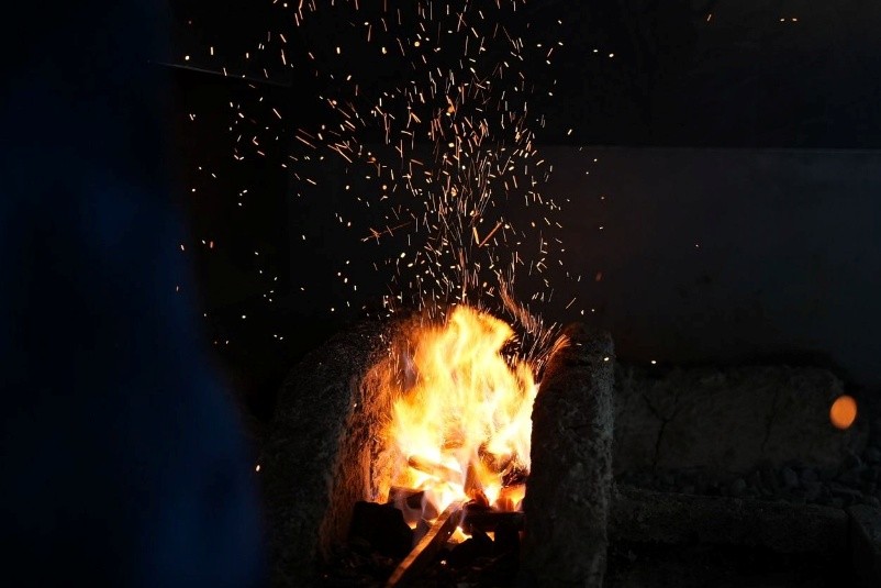 包丁の命である刃付けの工程は機械ではなく、熟練の職人の手によって行なわれている