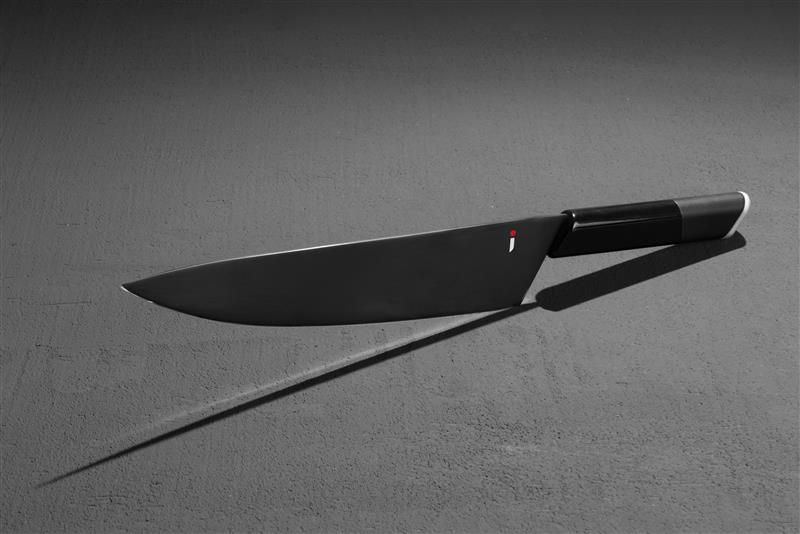 日本が世界に誇る包丁の産地、岐阜県関市。伝統と技術が息づく関市で、革新を続けるブランド「NiNJA」を手掛ける職人が徹底的にこだわって製作している