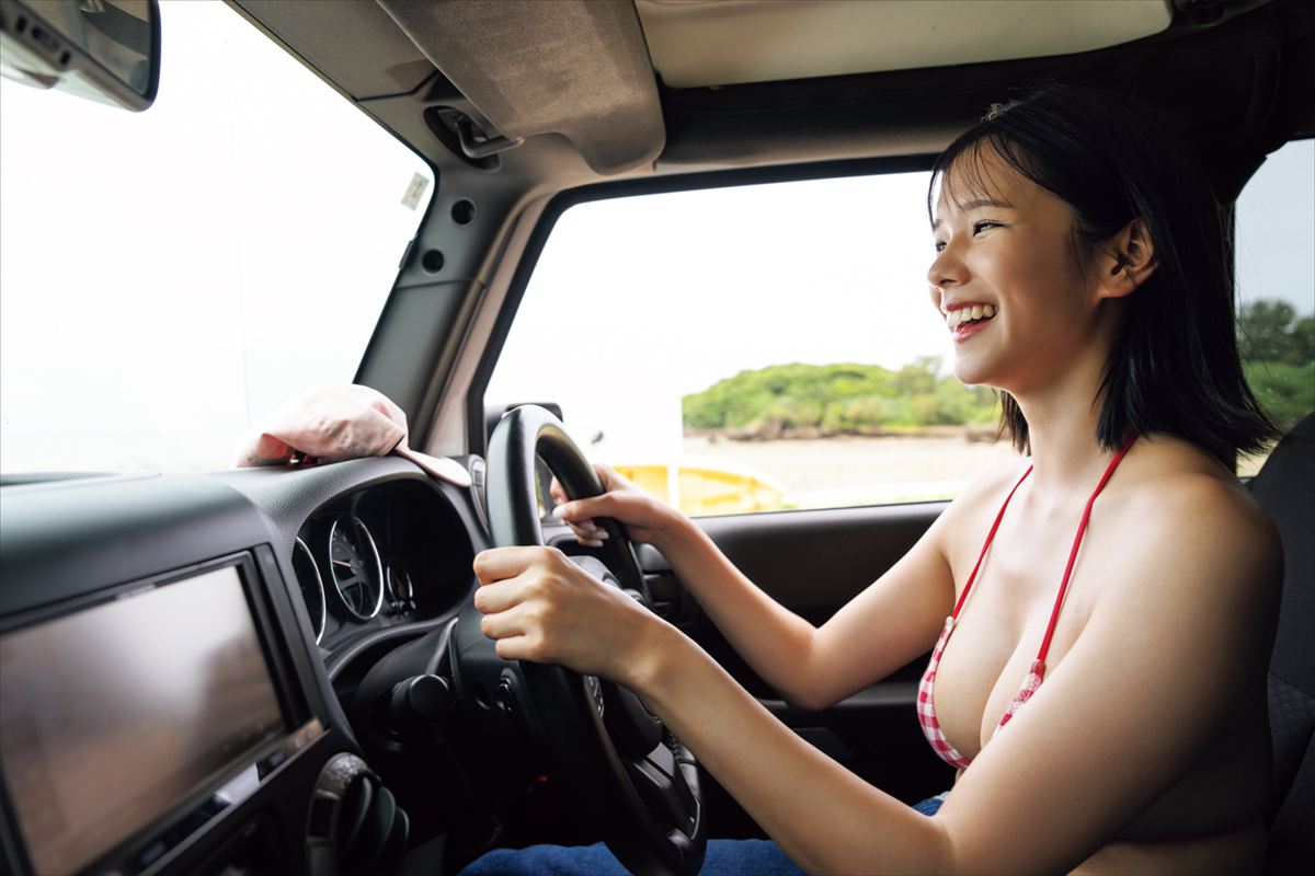 4WDを使っての野外ロケでは大胆なビキニ姿で天真爛漫ぶりを発揮。開放的なロケーションに後押されて、このシーンではついにビキニを外す展開に。イメージDVDでは見られなかったセクシーさもお見逃しなく！（撮影：野澤亘伸）