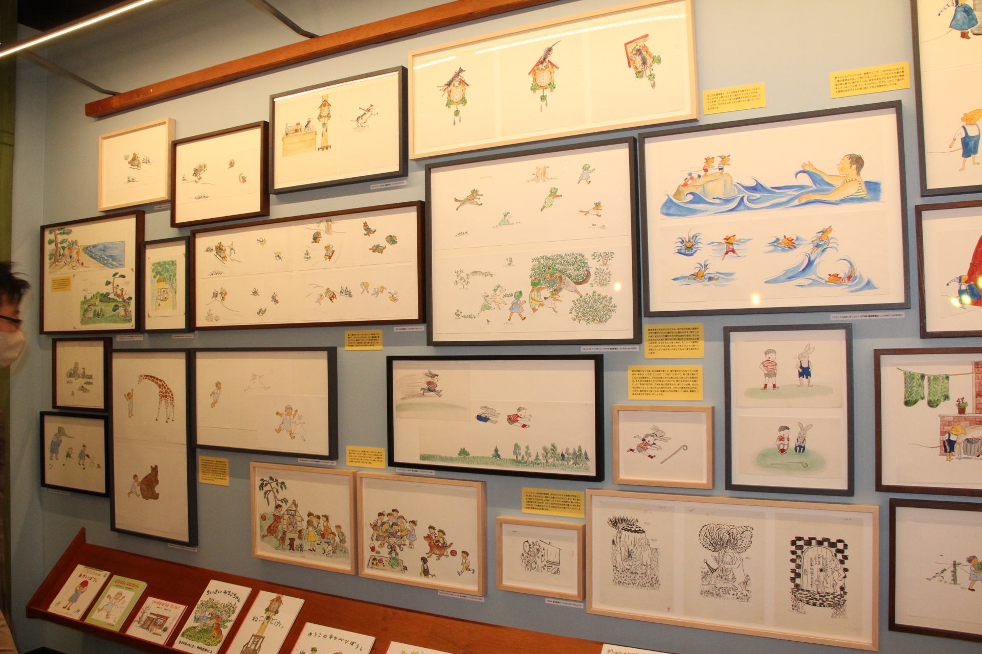 並べられたイラストを見ると、子供の感覚や行動をとても良く理解して絵に起こしているのが分かる。子育てをした人ならば、彼女の絵に子供時代とは違った理解を示すことができるだろう