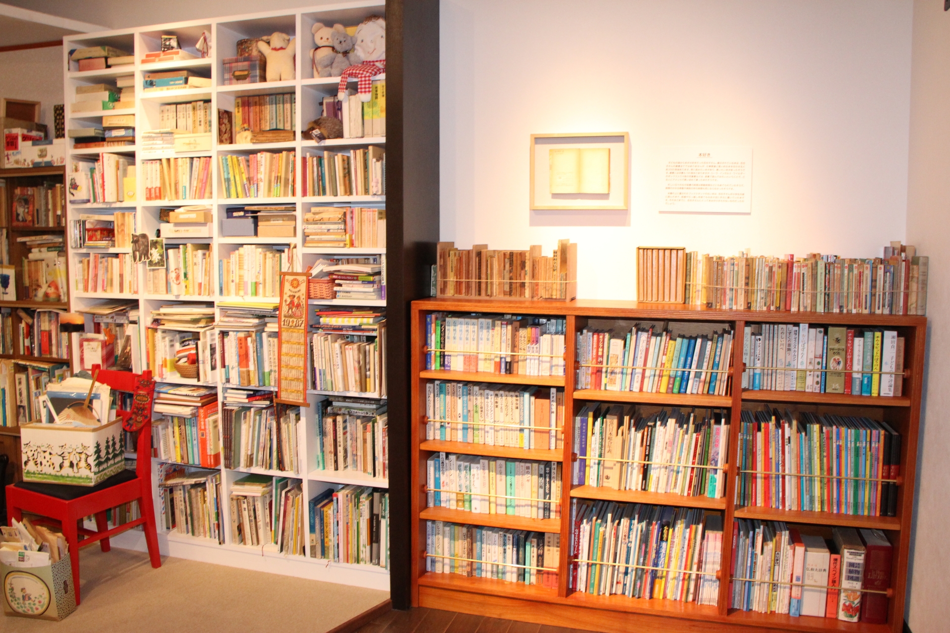 蔵書に関しては、古いものは中学時代の頃に読んでいたものもある。“我が最高の書”と書かれて額縁内に展示されていたのは、「ハイジ」だった