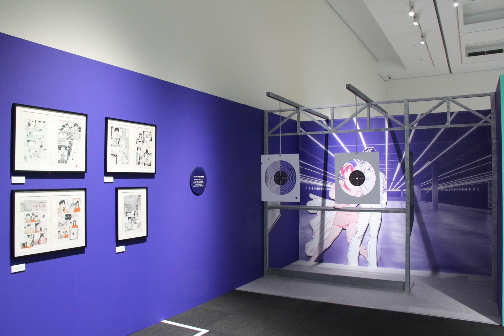 冴羽アパート地下射撃場を模したフォトスポットが置かれてあり、二人の隣に立って撮影することが可能だ