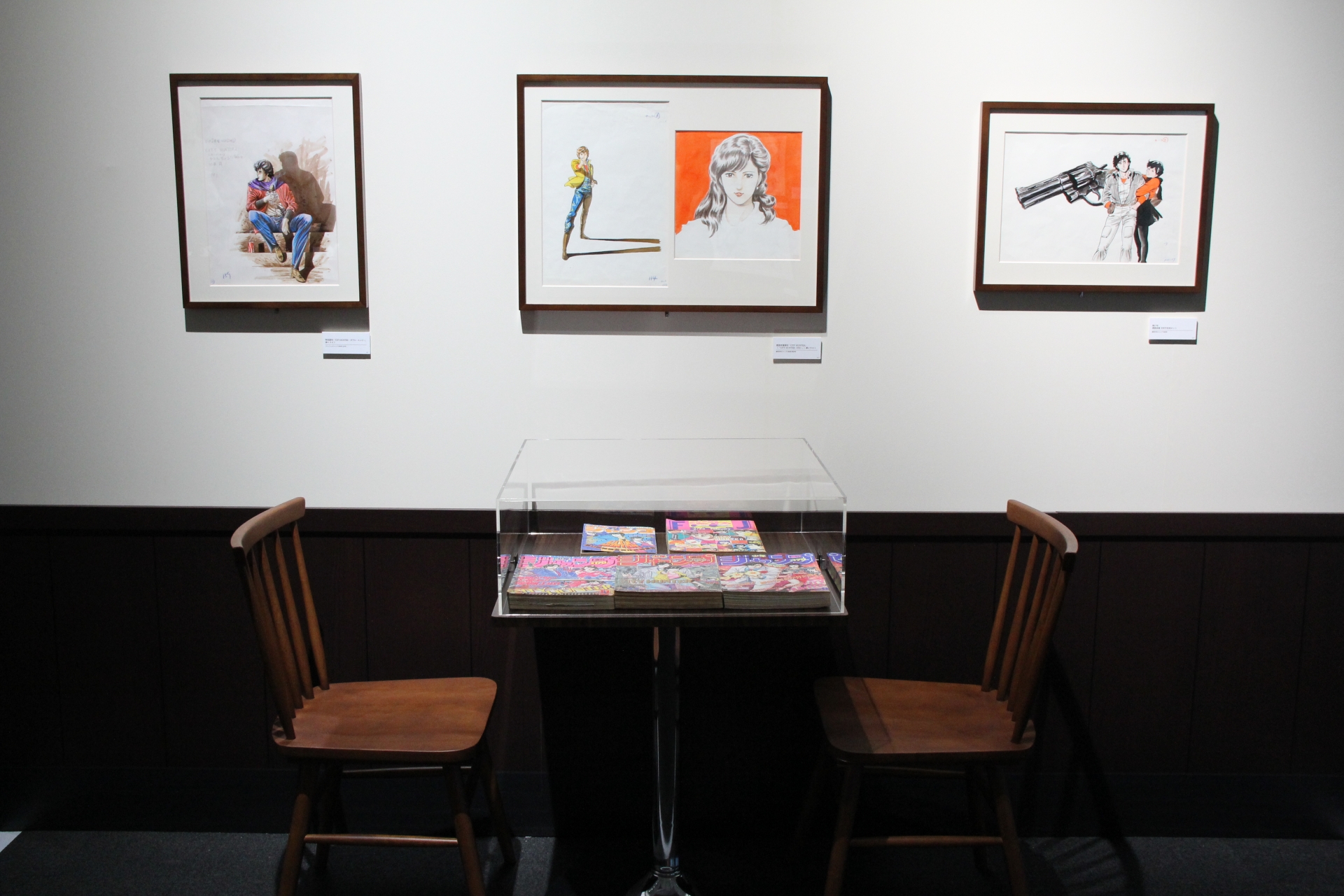 喫茶キャッツアイ付近では、壁もレンガ風に彩られている。近づいてみると分かるのだが、実際の獠と海坊主の大きさに驚かされることだろう。カウンターの反対側には、「シティーハンター」が表紙を飾った「週刊少年ジャンプ」を展示したテーブルと、それに合わせて喫茶店風の椅子が置かれている