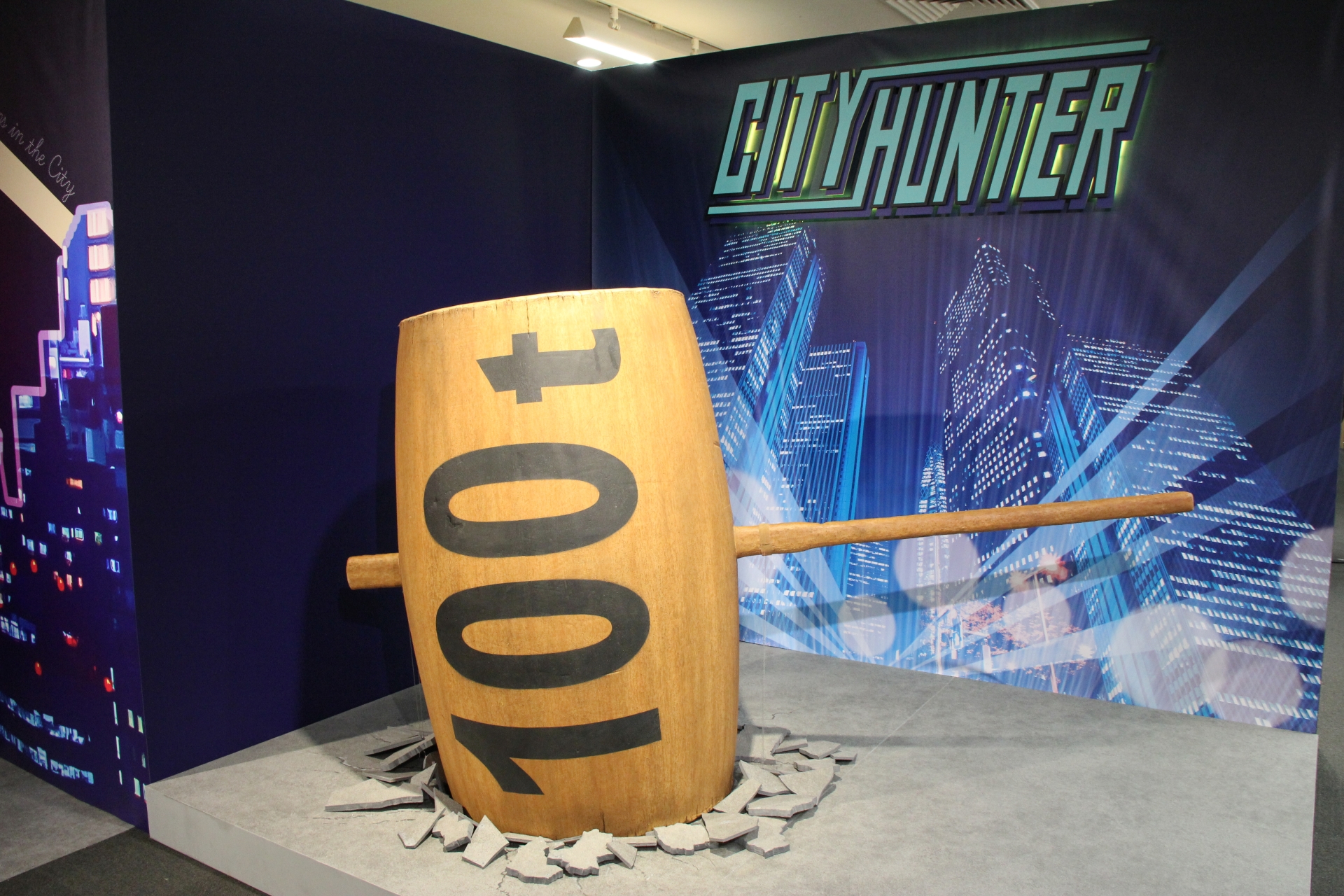 入口では「シティーハンター」のコミカルな部分を物語る100tハンマーが飾られており、ハンマーと一緒に写真を撮れる