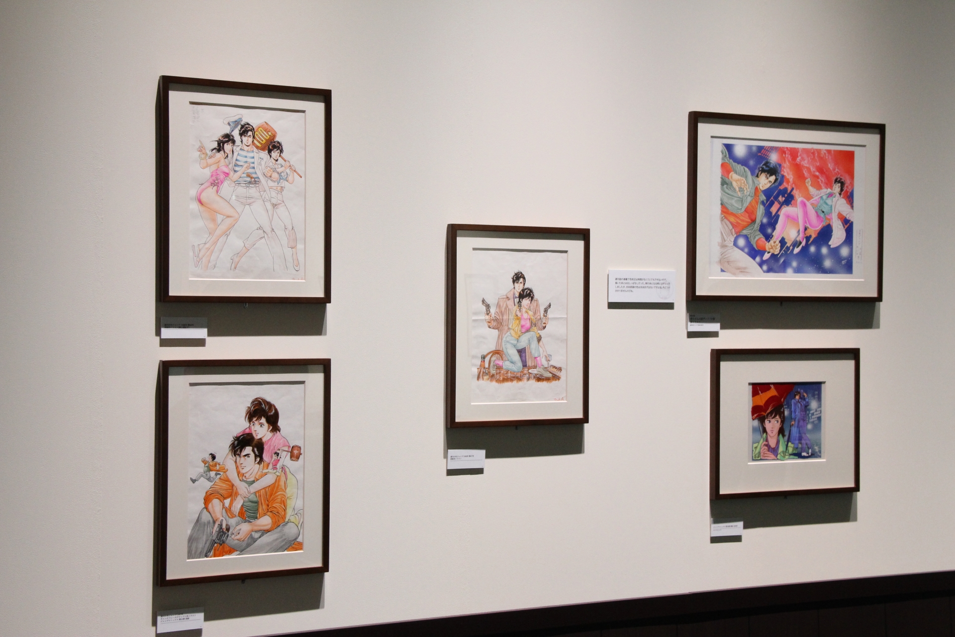 折り目がついた直筆カラーイラストなども展示されている。折り目やしわがある状態で飾られていることが、逆にリアル感を醸し出している