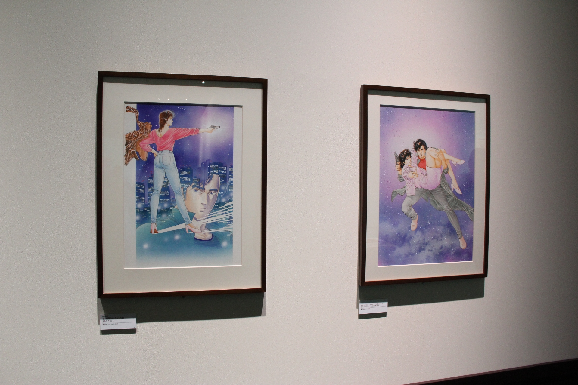 折り目がついた直筆カラーイラストなども展示されている。折り目やしわがある状態で飾られていることが、逆にリアル感を醸し出している