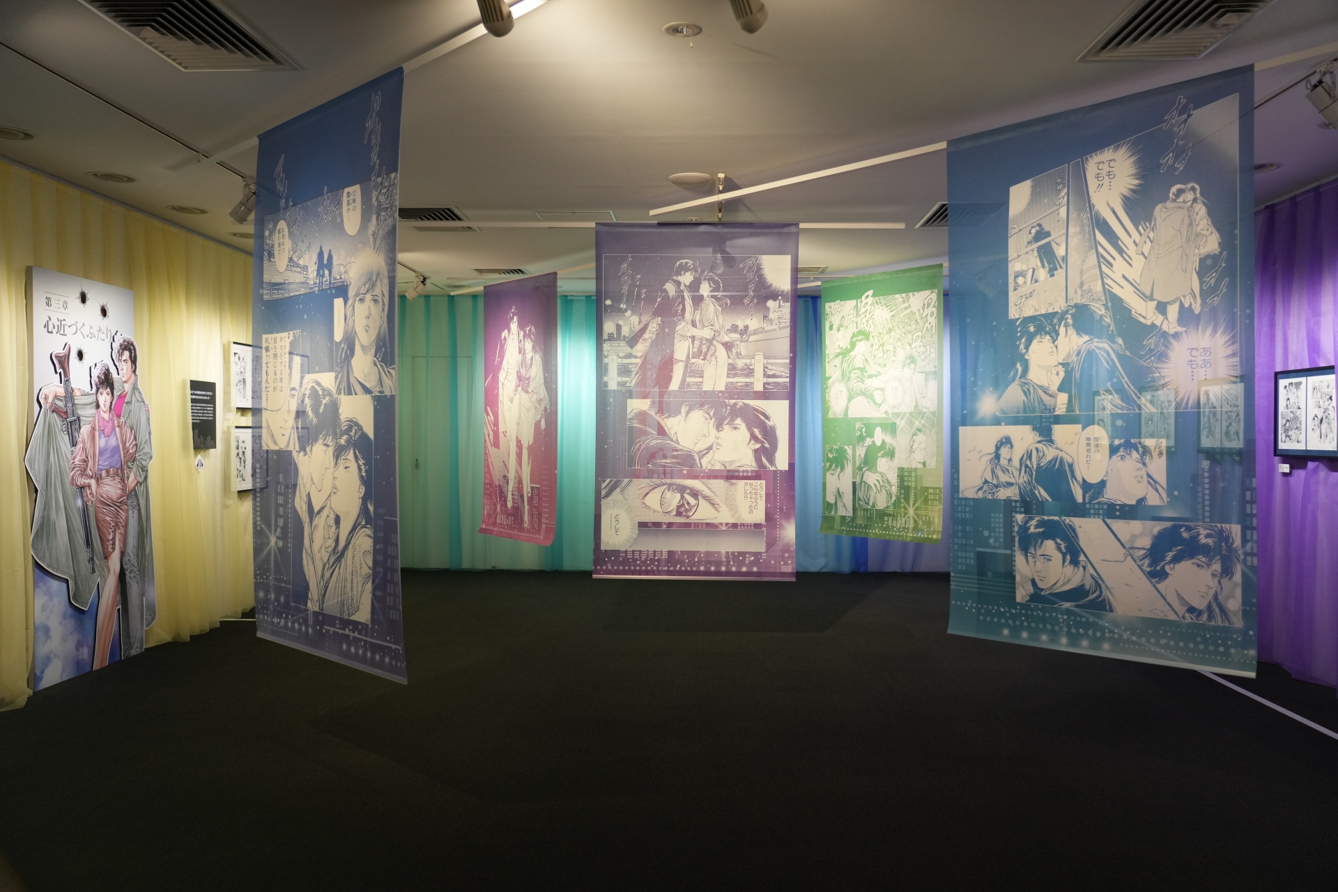 霧笛が流れる中、マンガのコマが描かれた飾りを見ていると、まるで自分が物語に入ったかのような錯覚を受ける。高い人気を誇るエピソードだけに、展示されている連載原稿も数多い