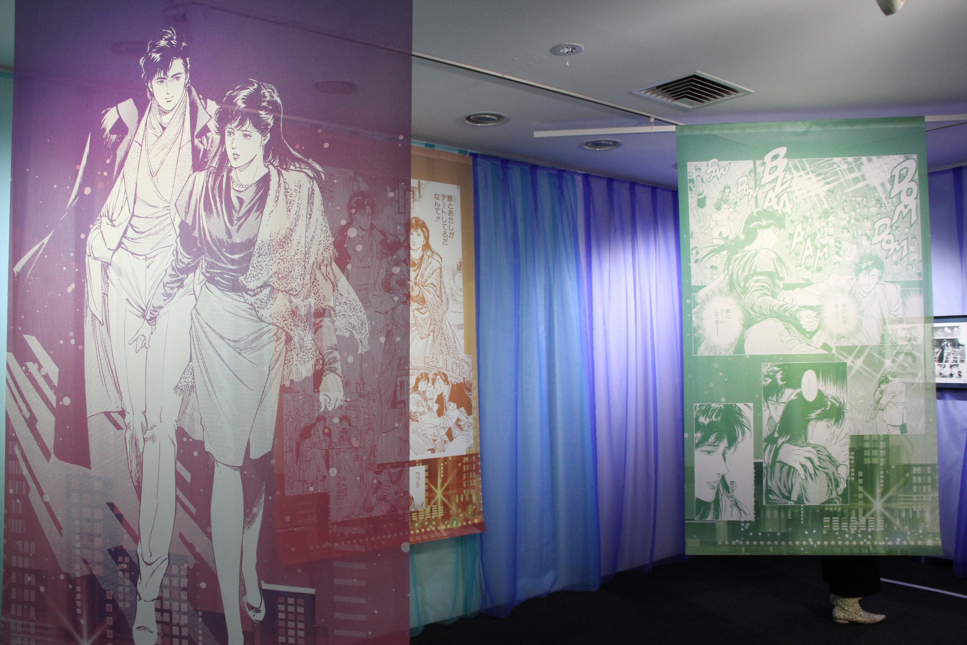 霧笛が流れる中、マンガのコマが描かれた飾りを見ていると、まるで自分が物語に入ったかのような錯覚を受ける。高い人気を誇るエピソードだけに、展示されている連載原稿も数多い