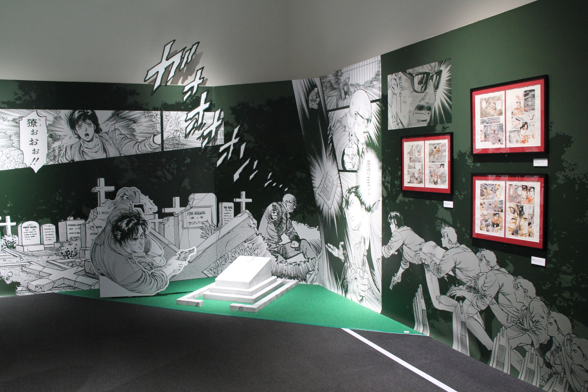 2階に上がると、墓地での対決シーンを背景にした原画展示エリアが来場者を迎える。静止画にもかかわらず、今にも銃声が聞こえてきそうな雰囲気に思わず飲まれてしまったほど