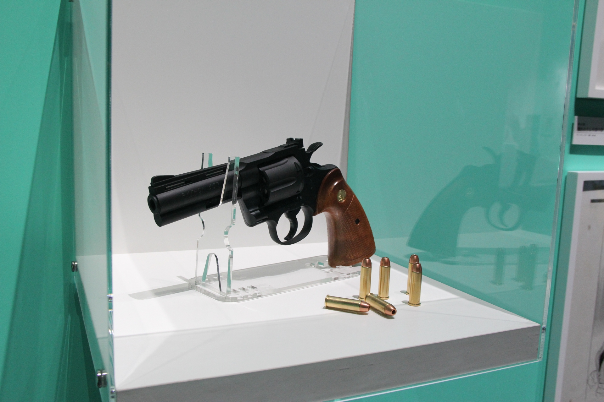 獠が愛用するコルトパイソン357マグナム、香のコルト・ローマンMK-IIIも見ることができる