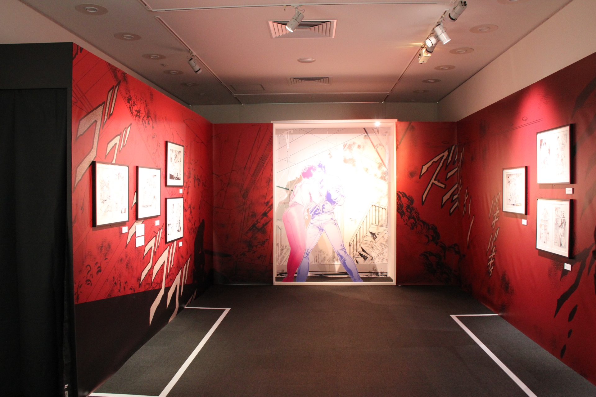 ガラス越しのキスシーンが見られる場所は、周囲が燃えさかる炎をイメージした赤で演出されている。その一番奥まった場所に設置されているので、まるで自分が崩れ落ちていくビルの中に居るような錯覚を一瞬受けてしまう