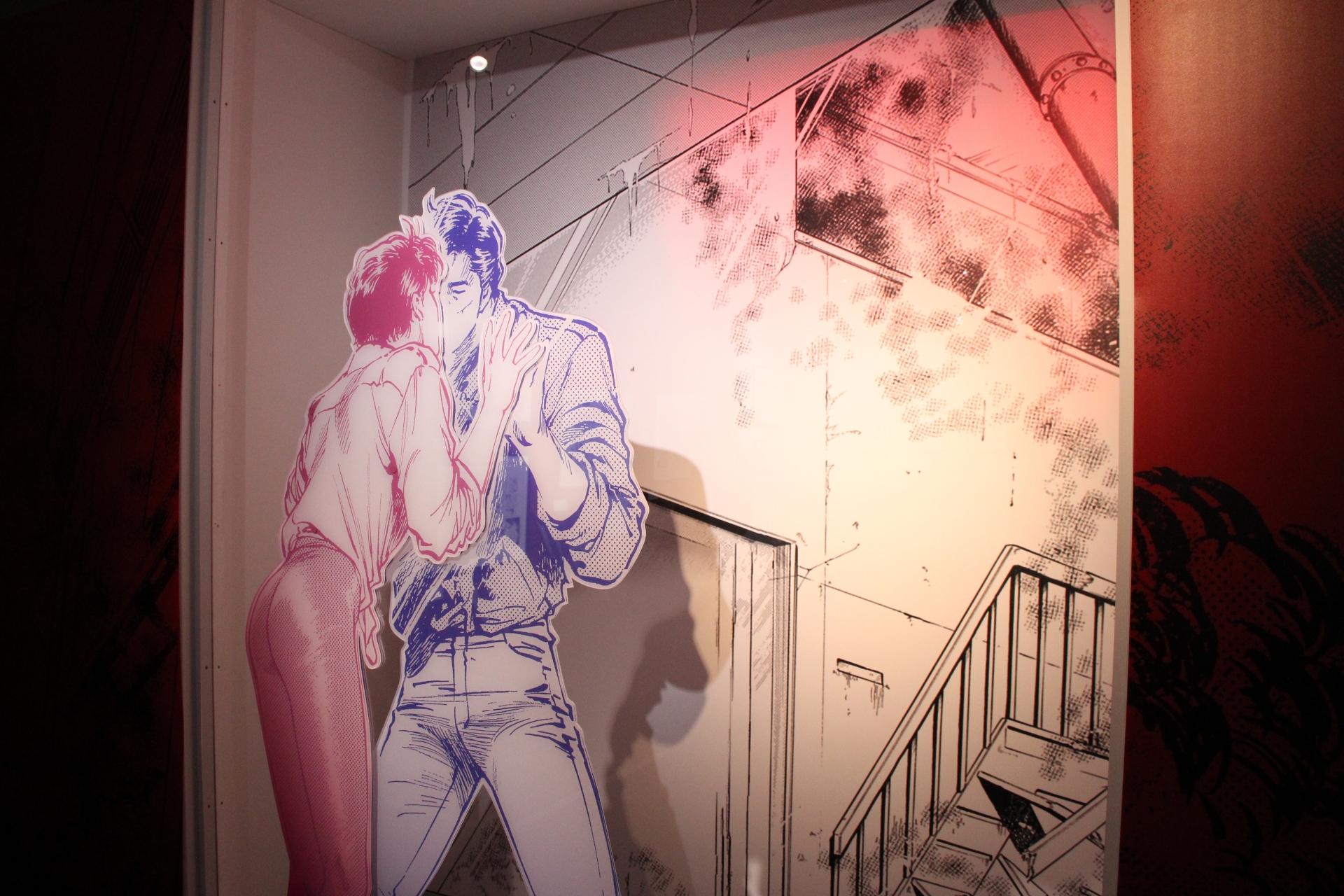 ガラス越しのキスシーンが見られる場所は、周囲が燃えさかる炎をイメージした赤で演出されている。その一番奥まった場所に設置されているので、まるで自分が崩れ落ちていくビルの中に居るような錯覚を一瞬受けてしまう