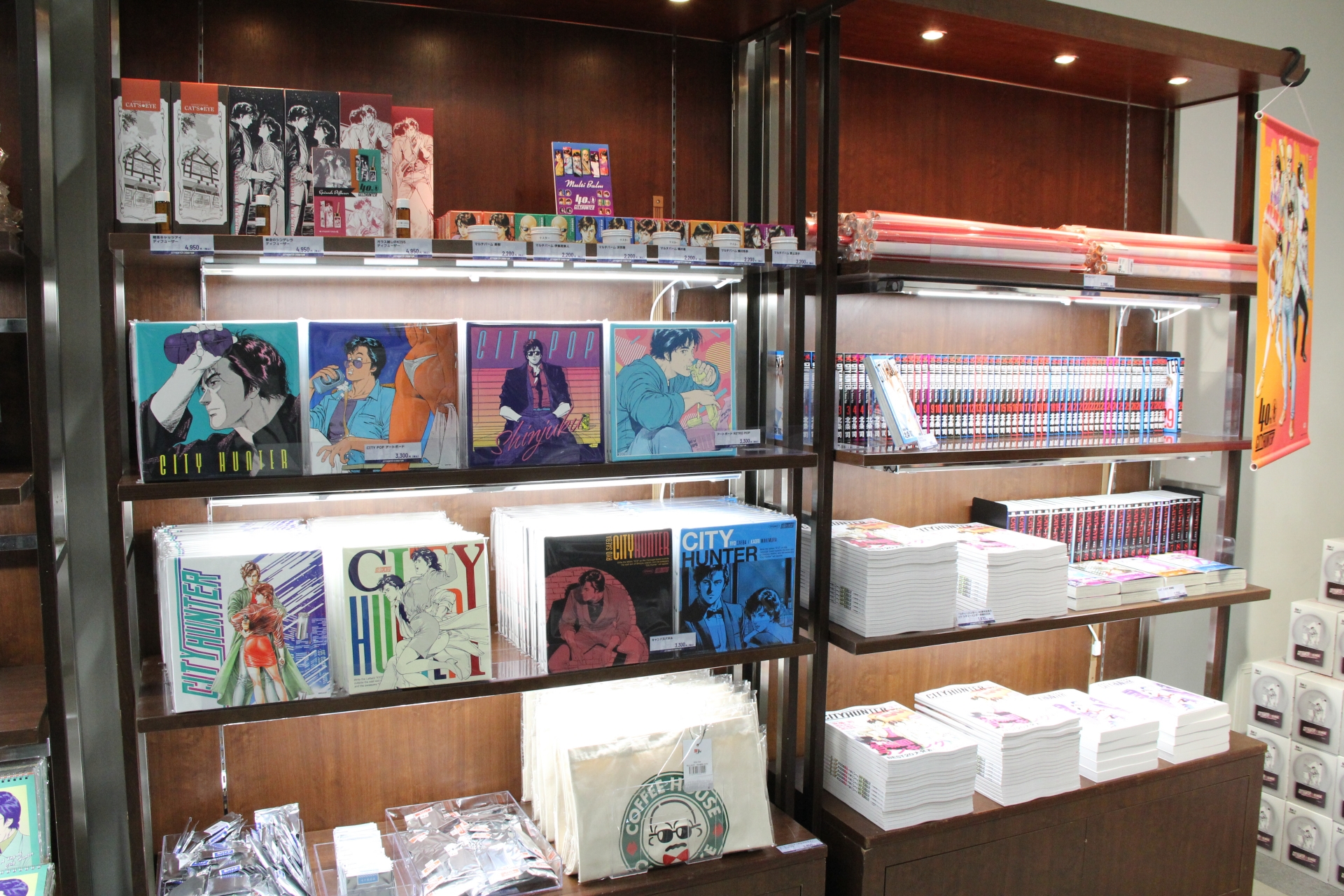 物販ブースは、2カ所に分かれて設置されている。図録といった定番のものから複製原画のようなあまり他では目にしないようなアイテムも販売されているので、買い漏らしのないようにしたい