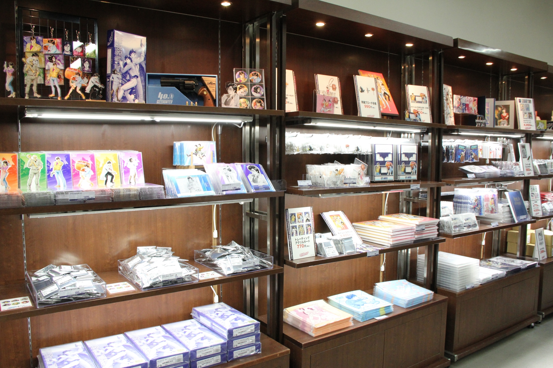 物販ブースは、2カ所に分かれて設置されている。図録といった定番のものから複製原画のようなあまり他では目にしないようなアイテムも販売されているので、買い漏らしのないようにしたい