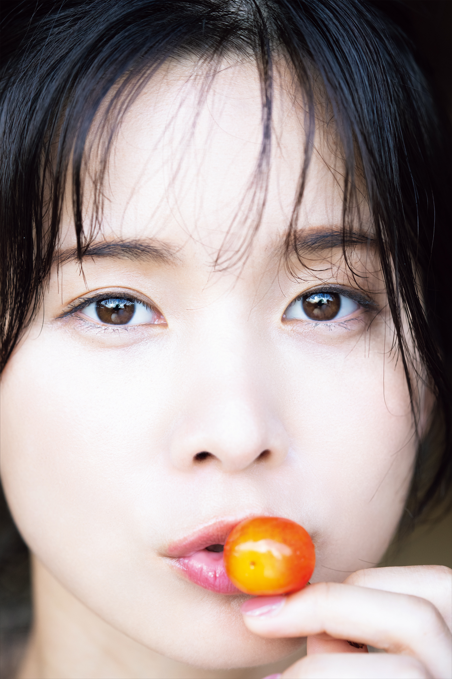 少しボーイッシュで親近感の湧くルックスながら、ひとたびおめかししたら「イイ女」そのもの。そんなギャップを楽しみつつ、素の表情を見せる写真集ならではのプライベートチックな〝まこと〟に惚れ直してほしい。（撮影：野澤亘伸）