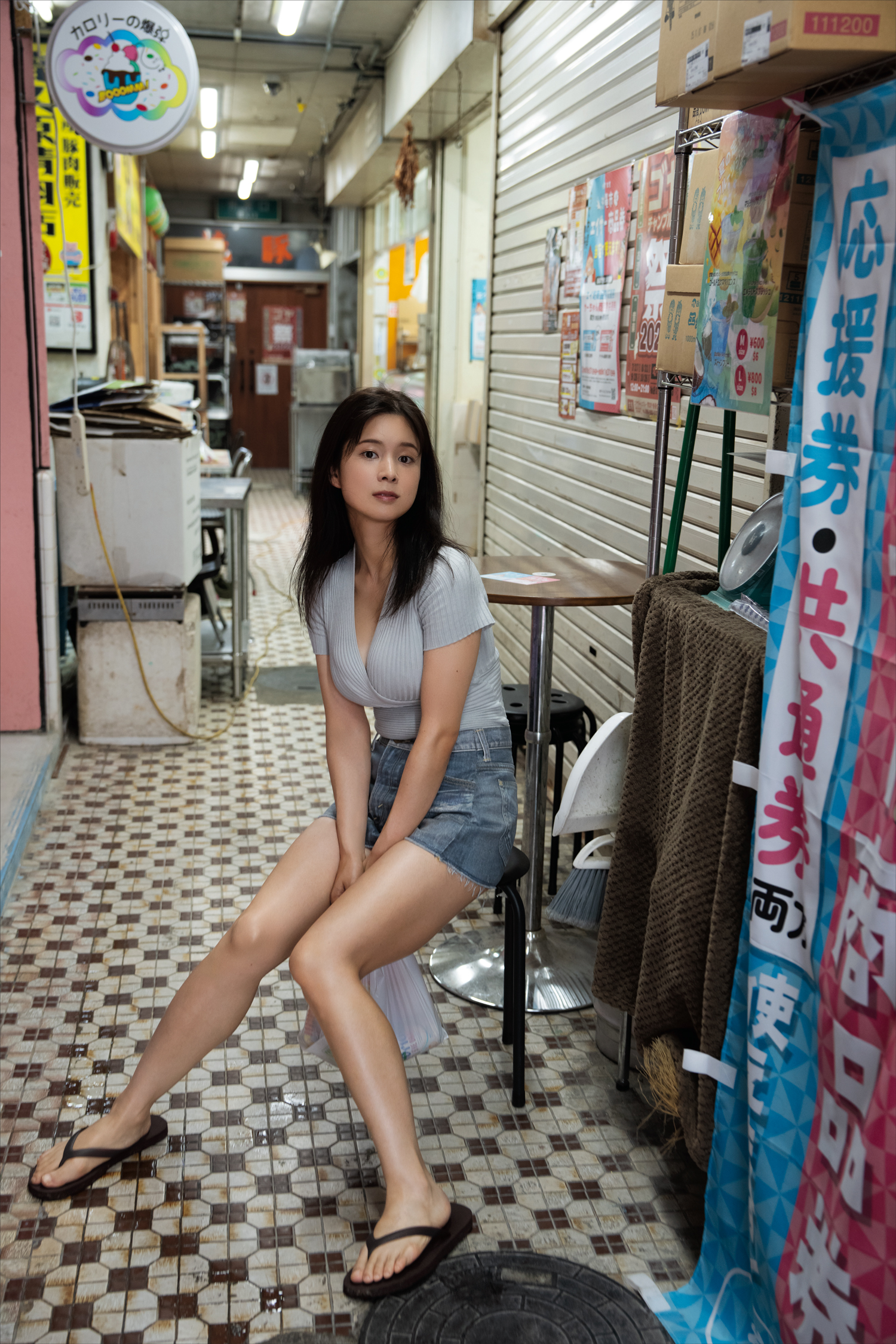 沖縄・名護市の街中での探索風景。スタイルの良さが一目瞭然の私服ショットだが、この時に買い込んだ〝お土産〟が、この後、思いがけない大胆ショットへとつながる……。（撮影：野澤亘伸）