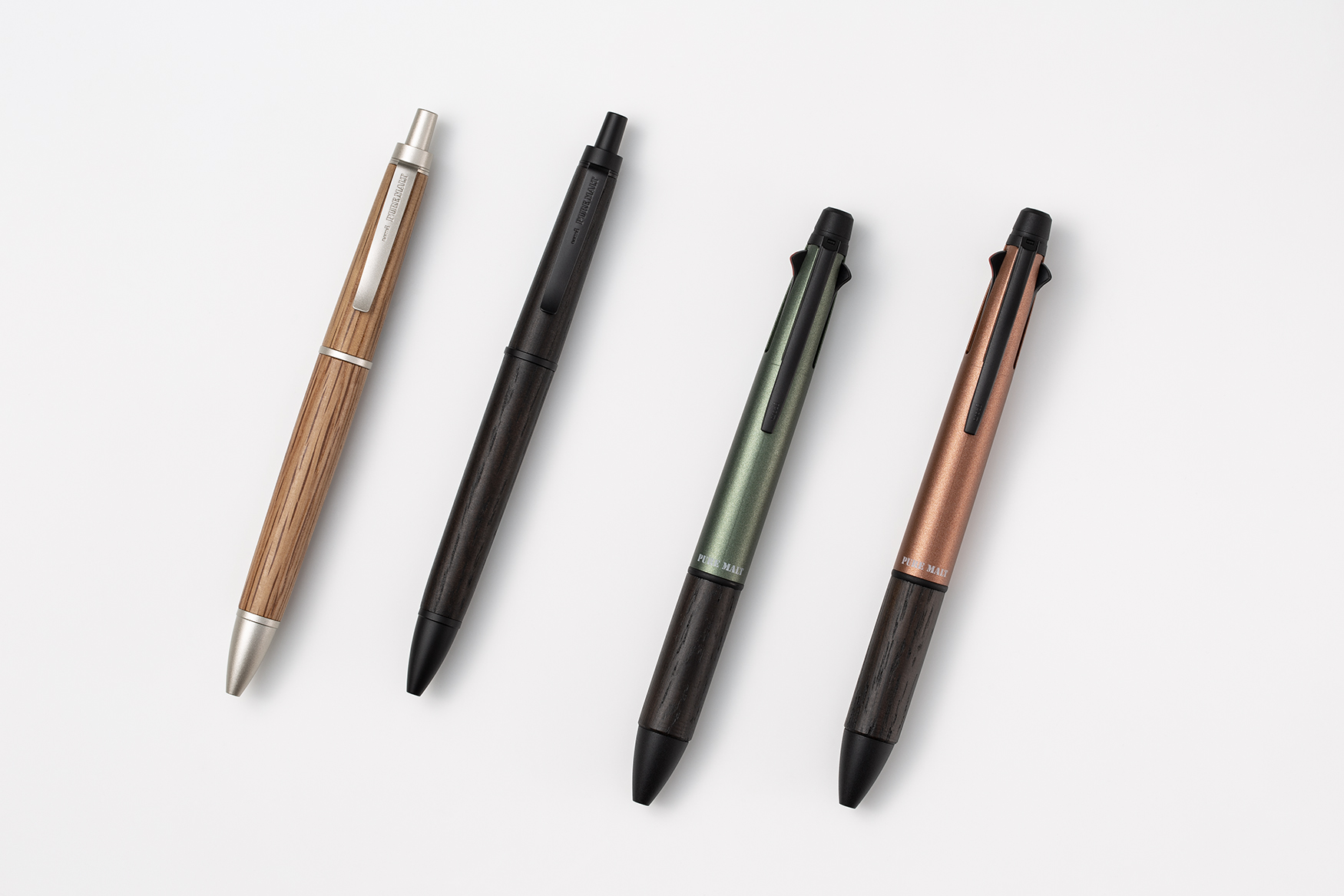 左から「ピュアモルト ジェットストリームインサイド シングル」ナチュラル、ダークブラウン、「ピュアモルト ジェットストリームインサイド 多機能ペン 4&1」フォレストグリーン、アンバーオレンジ