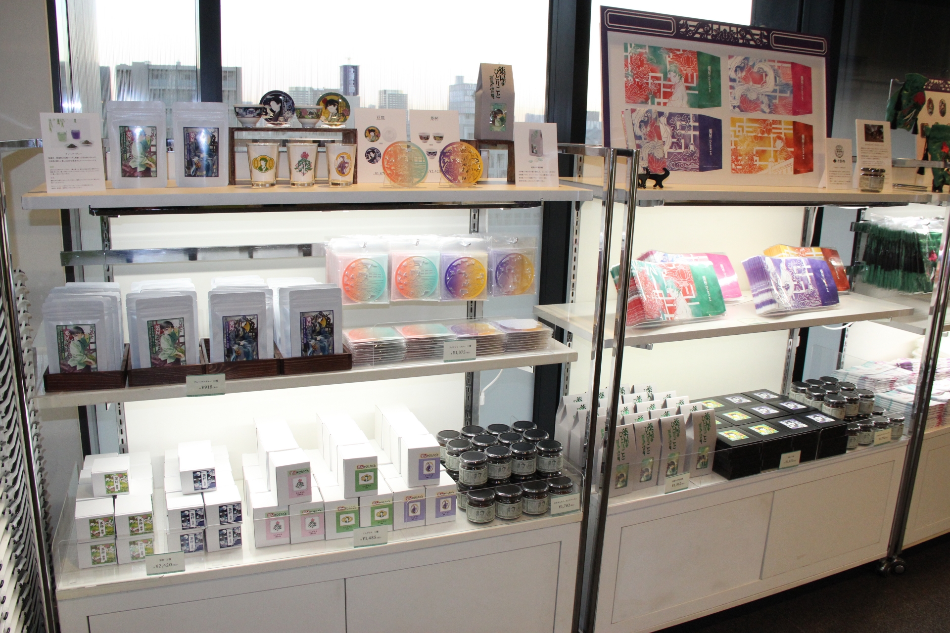 収蔵庫エリアを抜けるとコミック・アニメ関連の展示があり、その次が物販スペースとなっている。今回の展示会のために新たに製作されたグッズ約30種類に加えて、その前に取り扱っていたアイテムも販売しているとのことなので、来場前に<a href="https://ticket.store.herobunko.com" class="n" target="_blank">公式ページ</a>でチェックしておきたい。