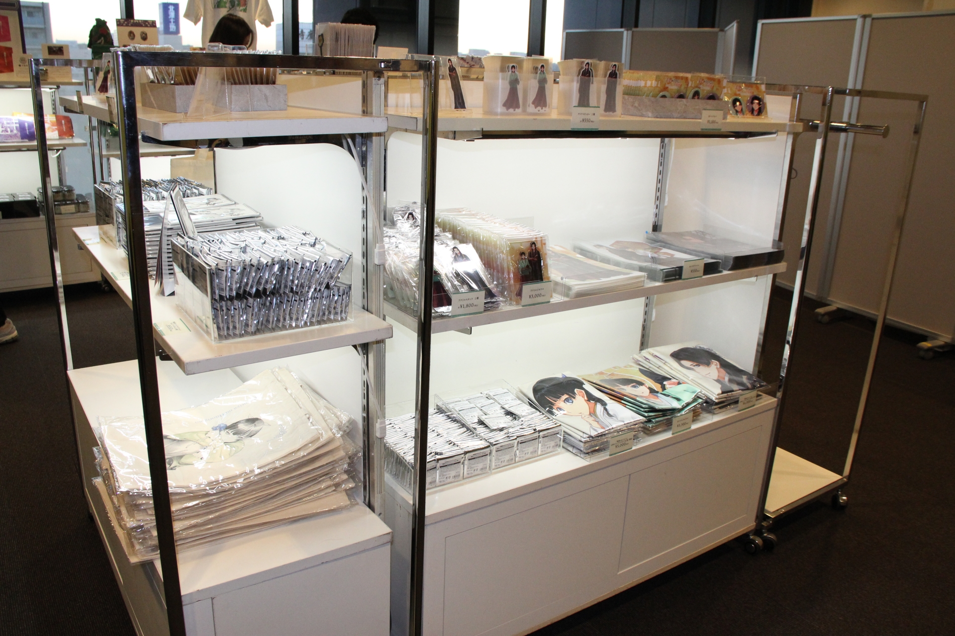 収蔵庫エリアを抜けるとコミック・アニメ関連の展示があり、その次が物販スペースとなっている。今回の展示会のために新たに製作されたグッズ約30種類に加えて、その前に取り扱っていたアイテムも販売しているとのことなので、来場前に<a href="https://ticket.store.herobunko.com" class="n" target="_blank">公式ページ</a>でチェックしておきたい。