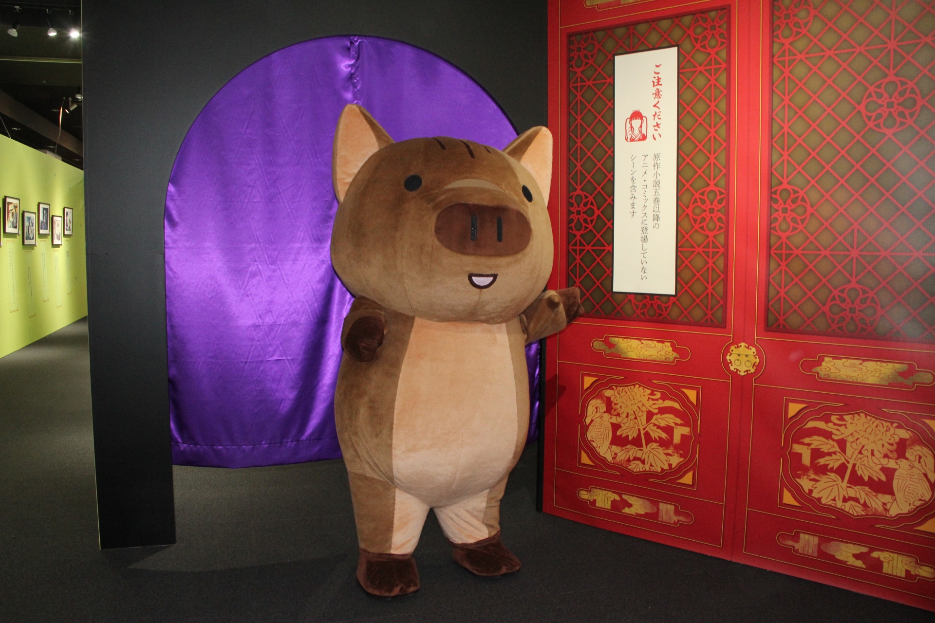 内覧会開始前には、日向夏氏に飼われているうりぼう“うりりん”を交えてのフォトセッションも行なわれた。撮影時には、あちこちから「かわいい」との声も