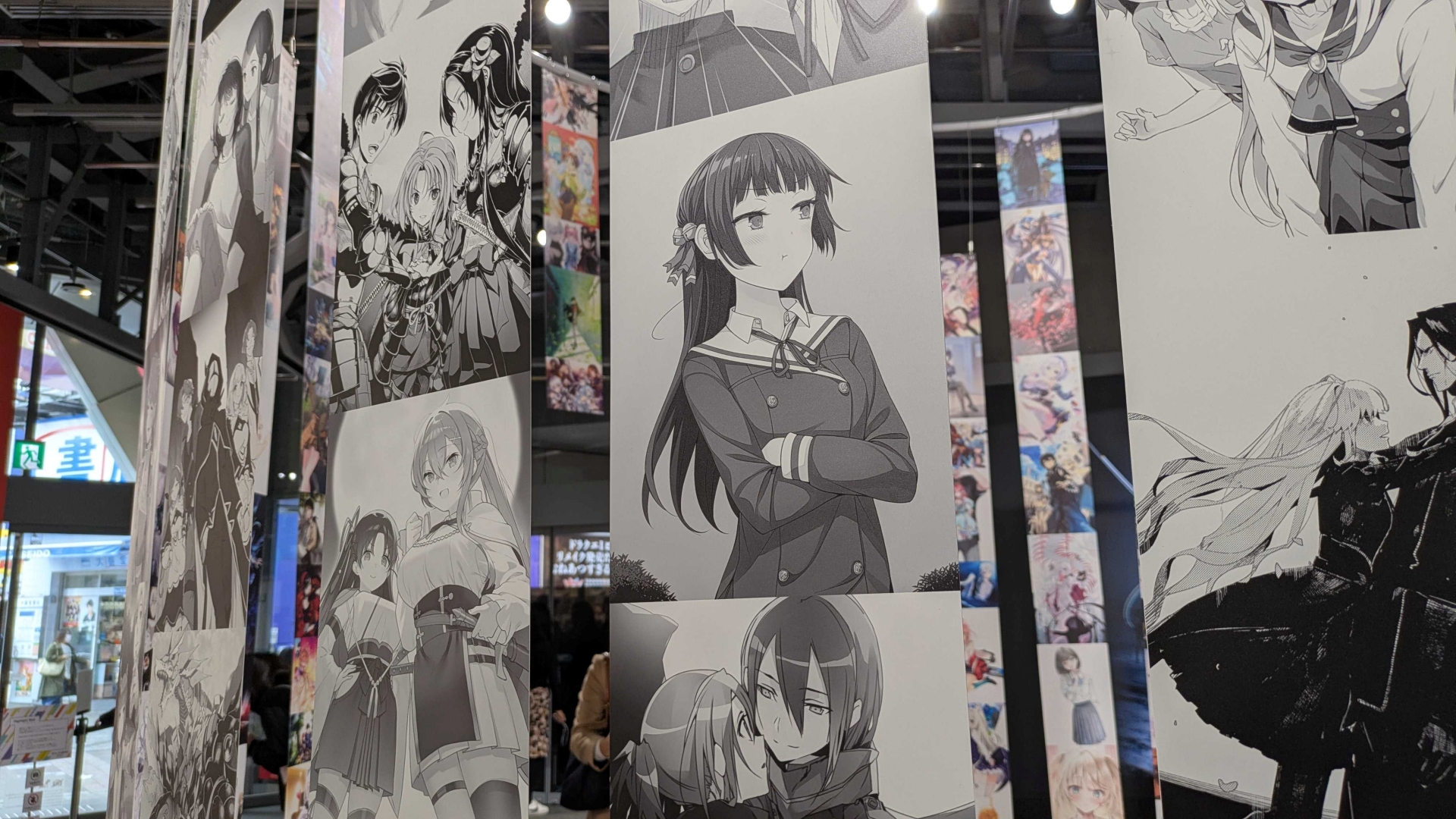 無数のイラストがリング状に連なった「イラストレーション・サークル」。外側はモノクロ、内側はカラーのイラストとなっている