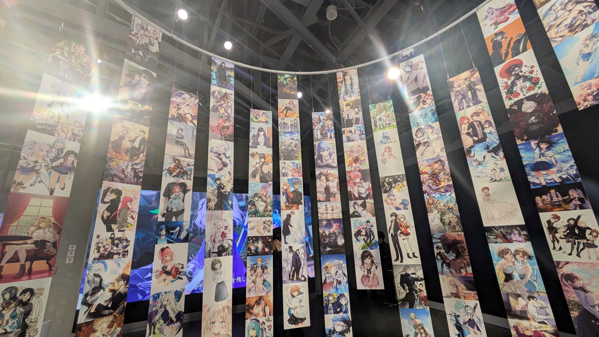 無数のイラストがリング状に連なった「イラストレーション・サークル」。外側はモノクロ、内側はカラーのイラストとなっている
