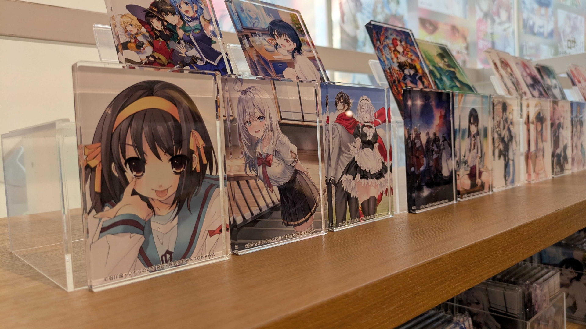 1Fでは渋谷の象徴「ハチ公」とともに描かれた各作品のキャラクターのイラストを用いた限定グッズなどが販売されている
