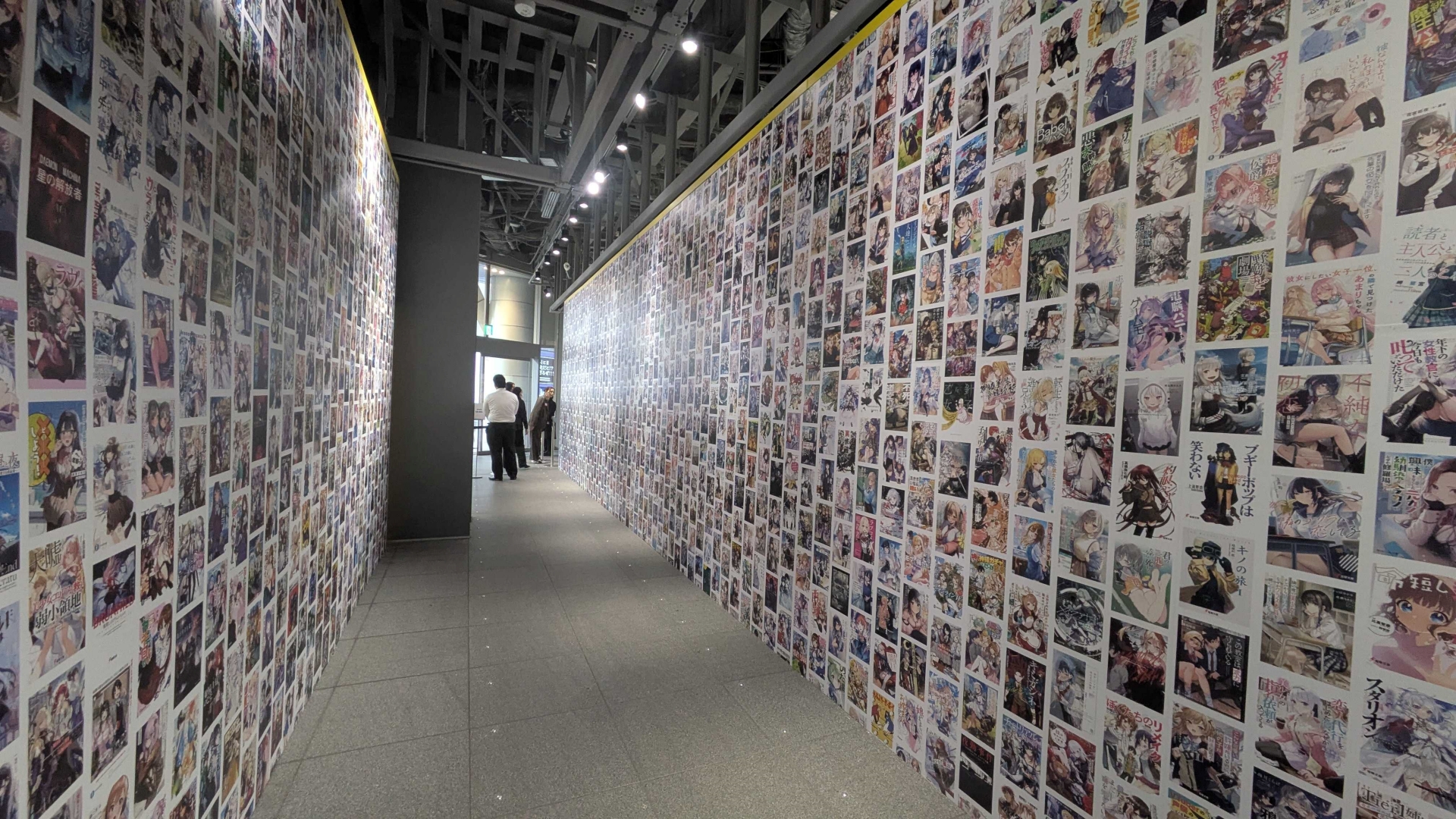 書影で埋め尽くされた、本展の”エントランス”「ライトノベル・ロード」