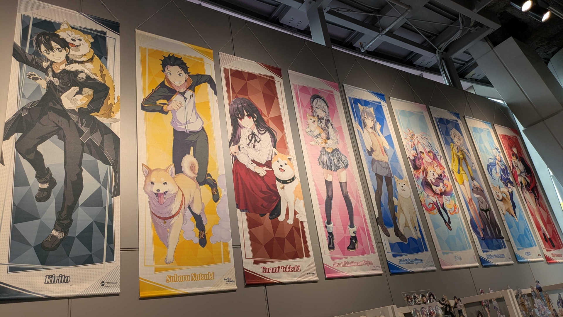 1Fでは渋谷の象徴「ハチ公」とともに描かれた各作品のキャラクターのイラストを用いた限定グッズなどが販売されている