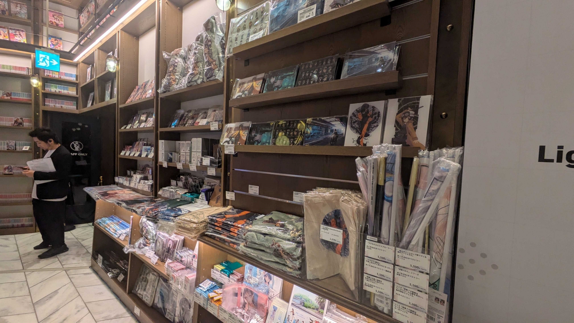 7Fのグッズ販売コーナーでの取り扱い商品は1Fとは異なるラインナップ。カドスト受注商品の展示なども行なわれている