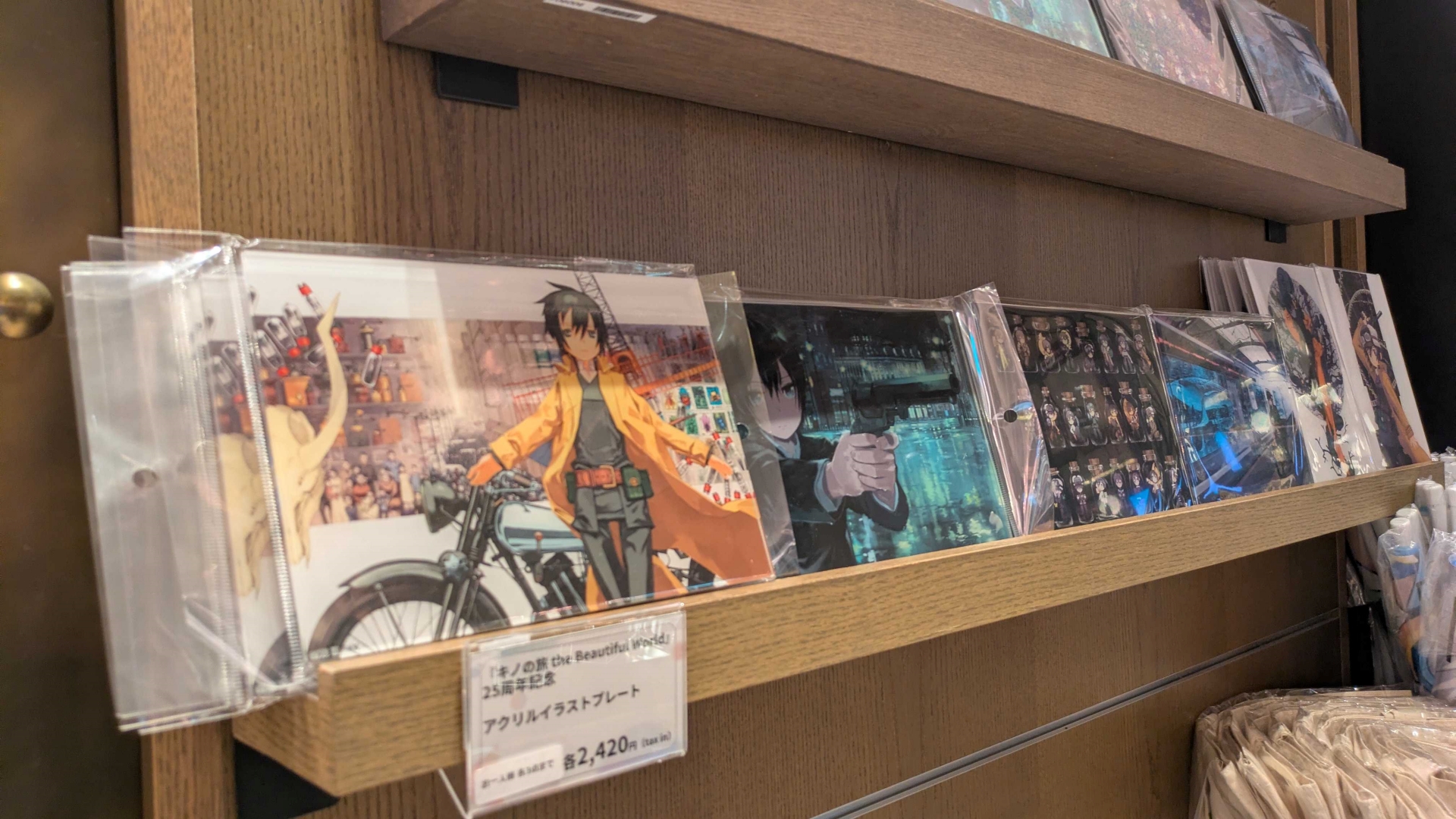 7Fのグッズ販売コーナーでの取り扱い商品は1Fとは異なるラインナップ。カドスト受注商品の展示なども行なわれている