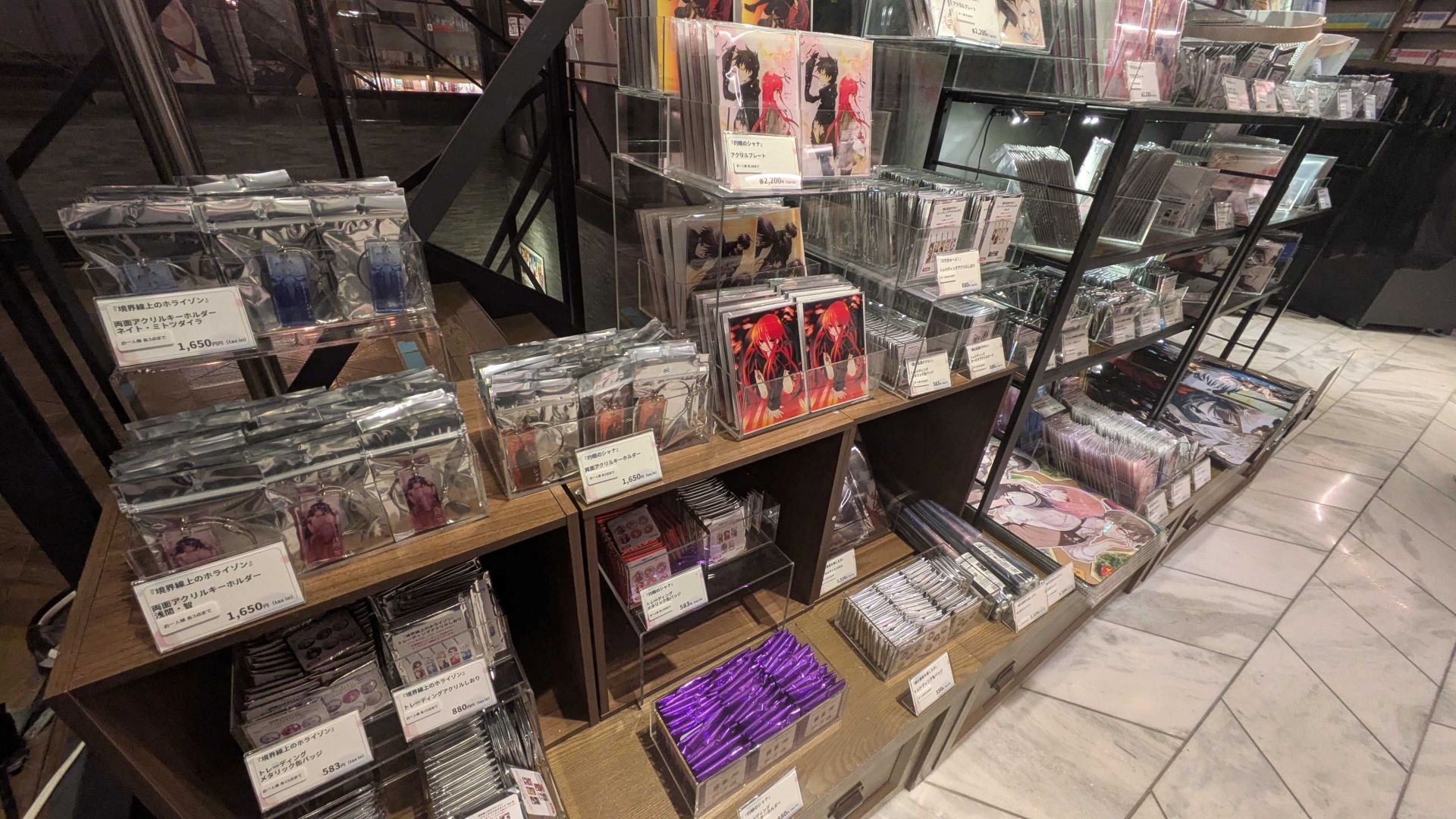 7Fのグッズ販売コーナーでの取り扱い商品は1Fとは異なるラインナップ。カドスト受注商品の展示なども行なわれている