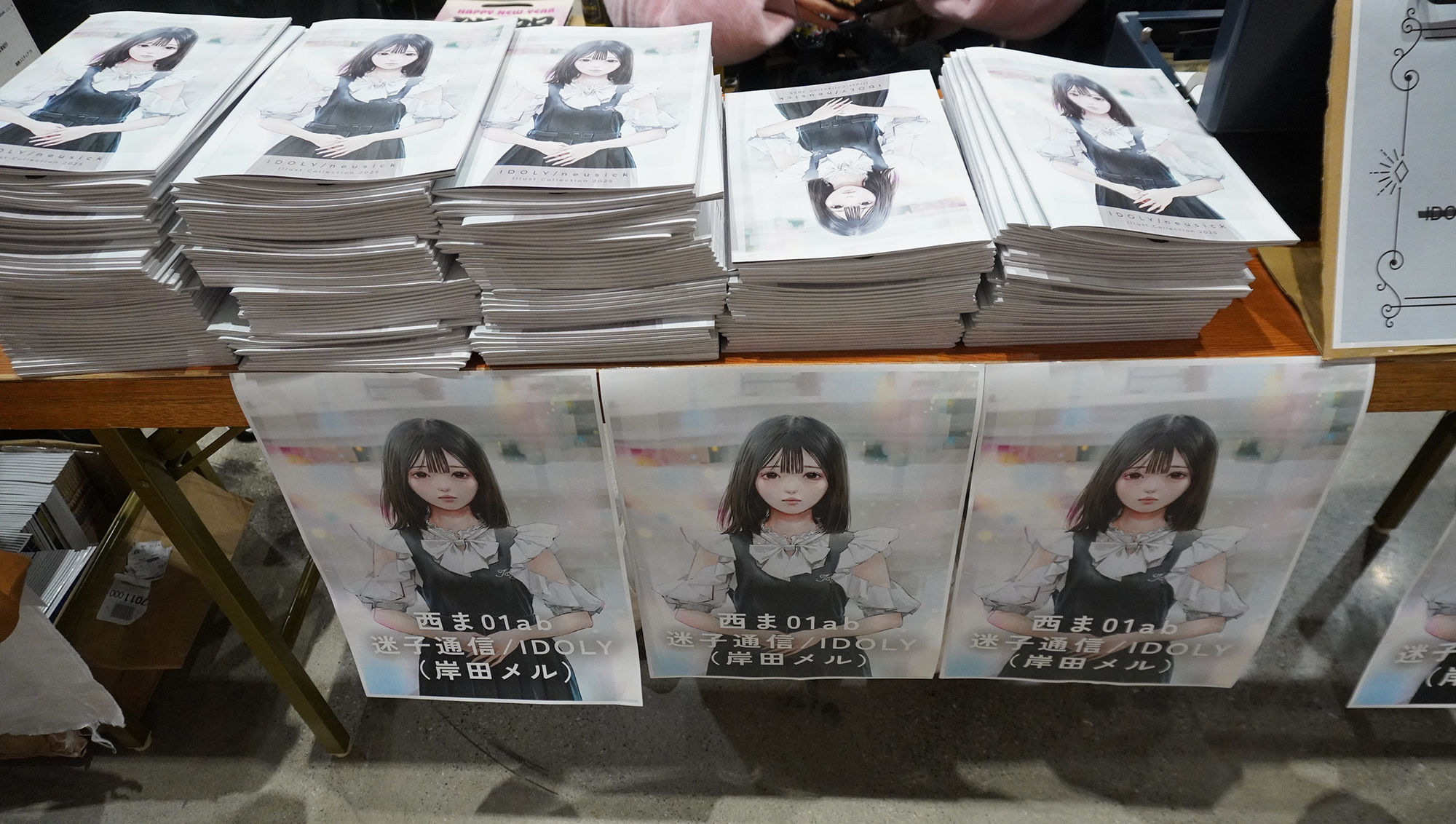 「アトリエ」シリーズなどを手掛けるイラストレーター、岸田メル氏のサークル。コンセプトカフェ「IDOLY」の合同誌を頒布していた。本人も在席しており、サインや記念撮影に応えていた