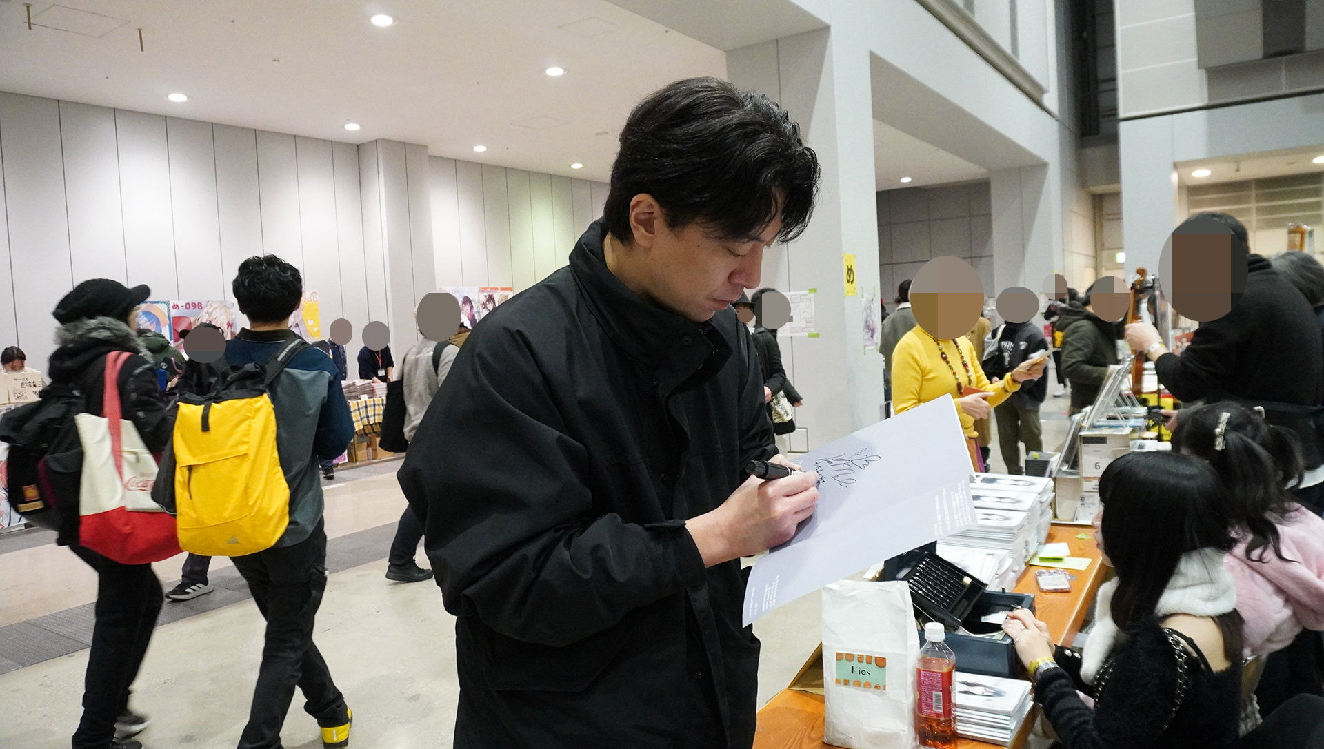 「アトリエ」シリーズなどを手掛けるイラストレーター、岸田メル氏のサークル。コンセプトカフェ「IDOLY」の合同誌を頒布していた。本人も在席しており、サインや記念撮影に応えていた