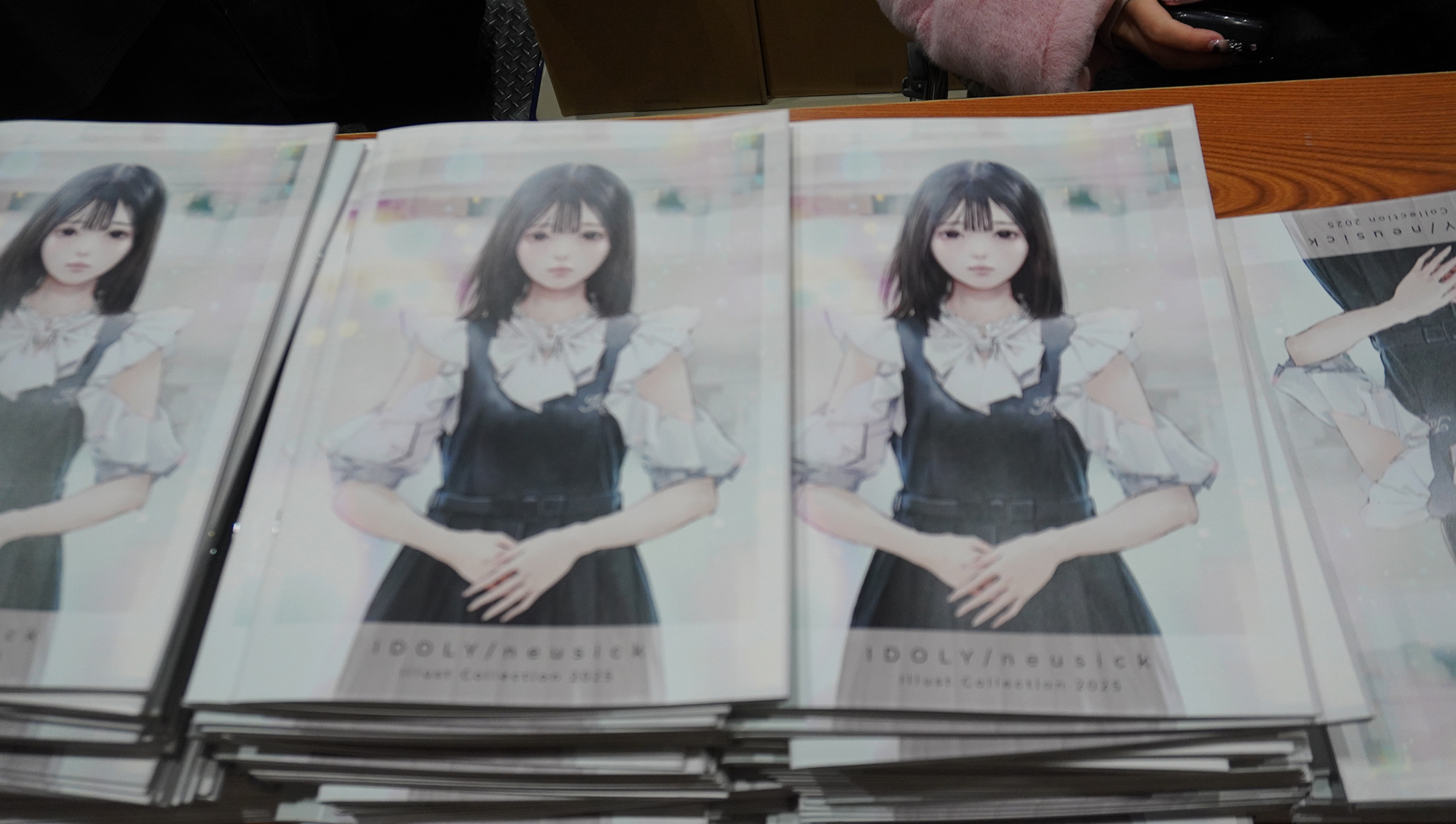 「アトリエ」シリーズなどを手掛けるイラストレーター、岸田メル氏のサークル。コンセプトカフェ「IDOLY」の合同誌を頒布していた。本人も在席しており、サインや記念撮影に応えていた