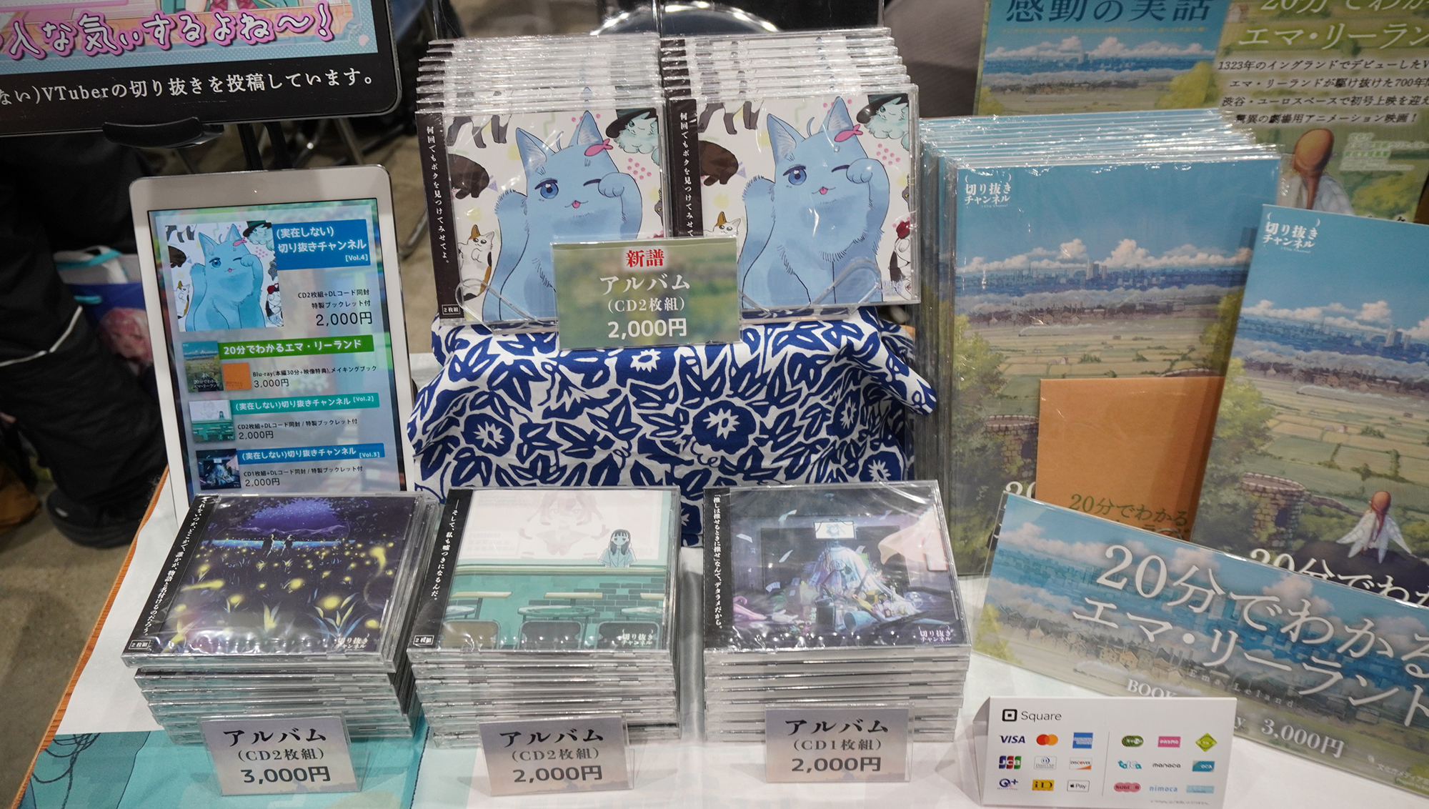 400年間活動しているVTuberなど、実在しないVTuberの活動記録を綴った本や、実在しないVTuberの切り抜き音源のCDなどを販売していた