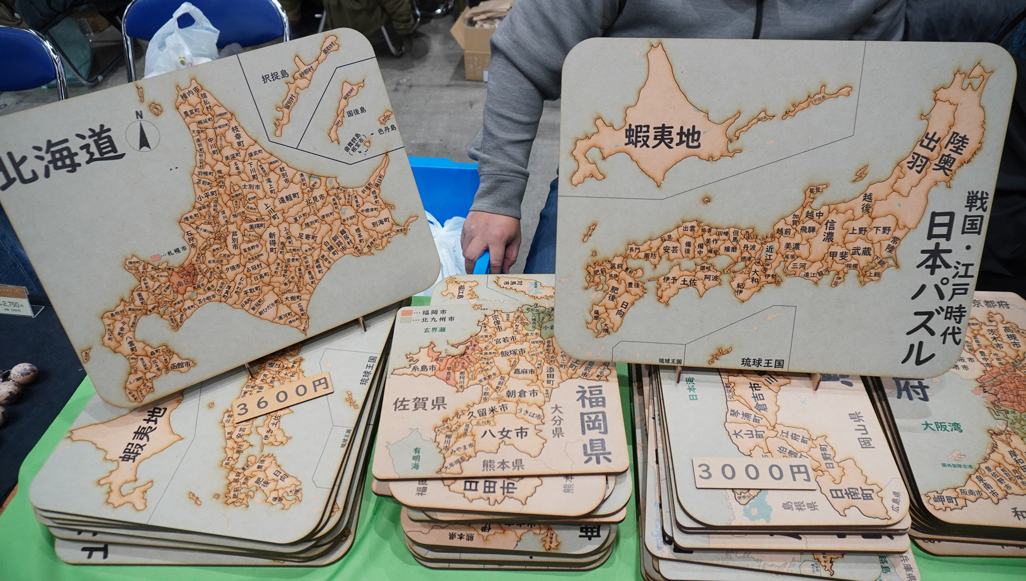 全国の都道府県の詳細なパズルを販売。一度崩すと二度とは復元できなさそうな北海道のパズルは圧巻だった